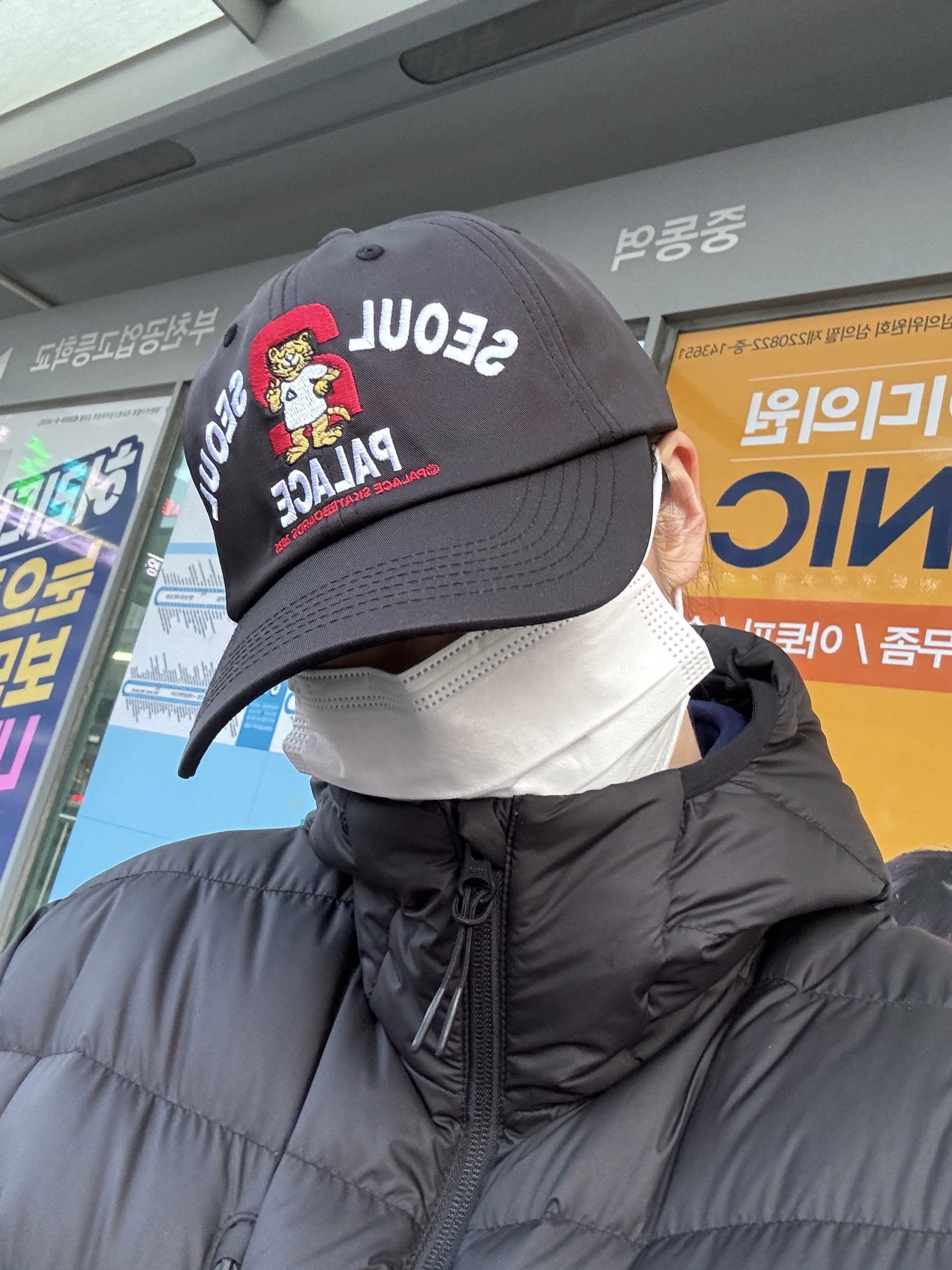 팔라스 서울 2 서울 6-패널 캡 블랙 - 25SS, 무신사 스탠다드 시티 레저 후드 라이트 다운 자켓 블랙 착용 스타일 - 1