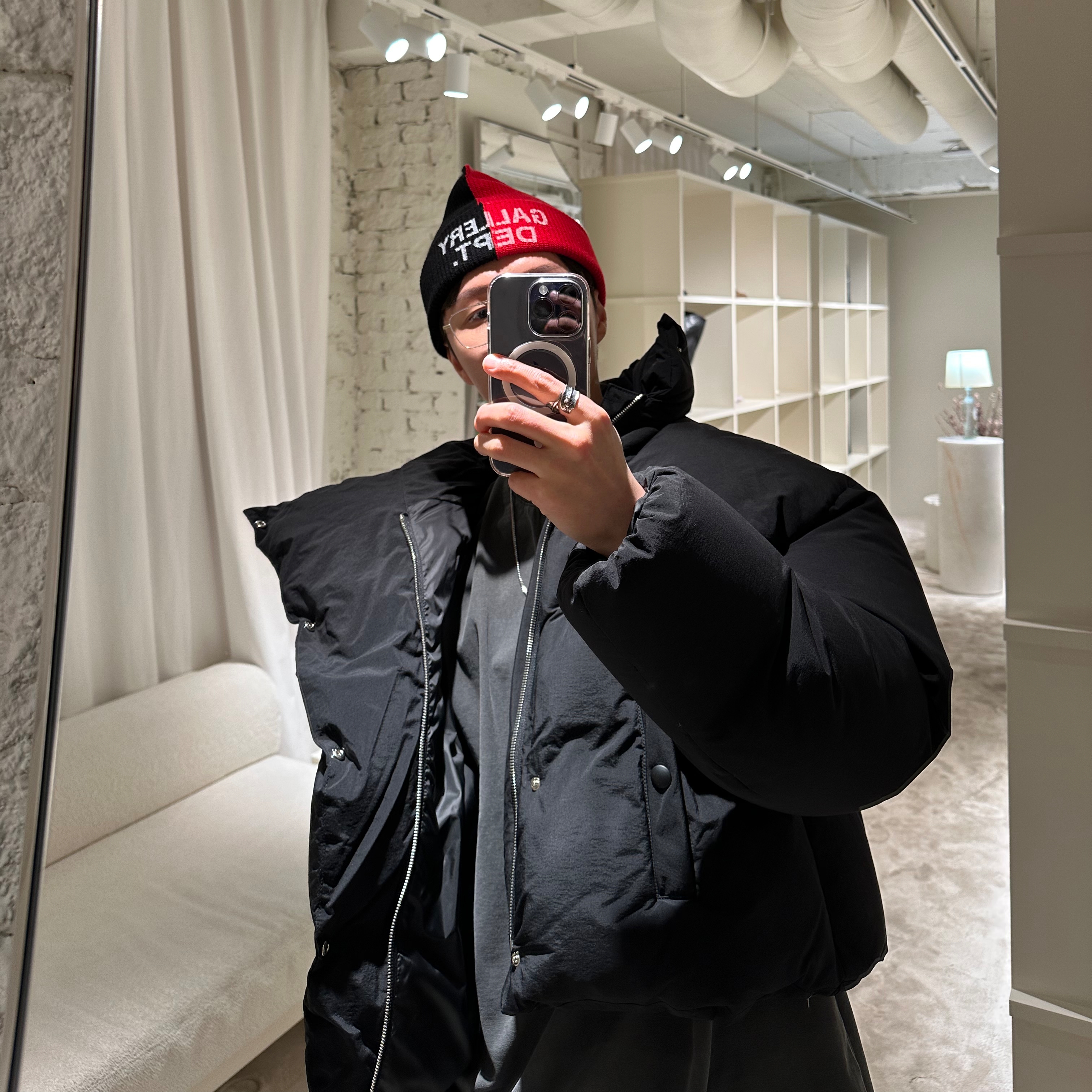 Gallery Dept. Topanga Beanie Red Black, Prada Brushed Leather Sneakers with Bike Fabric and Suede Elements White 착용 스타일 - 3