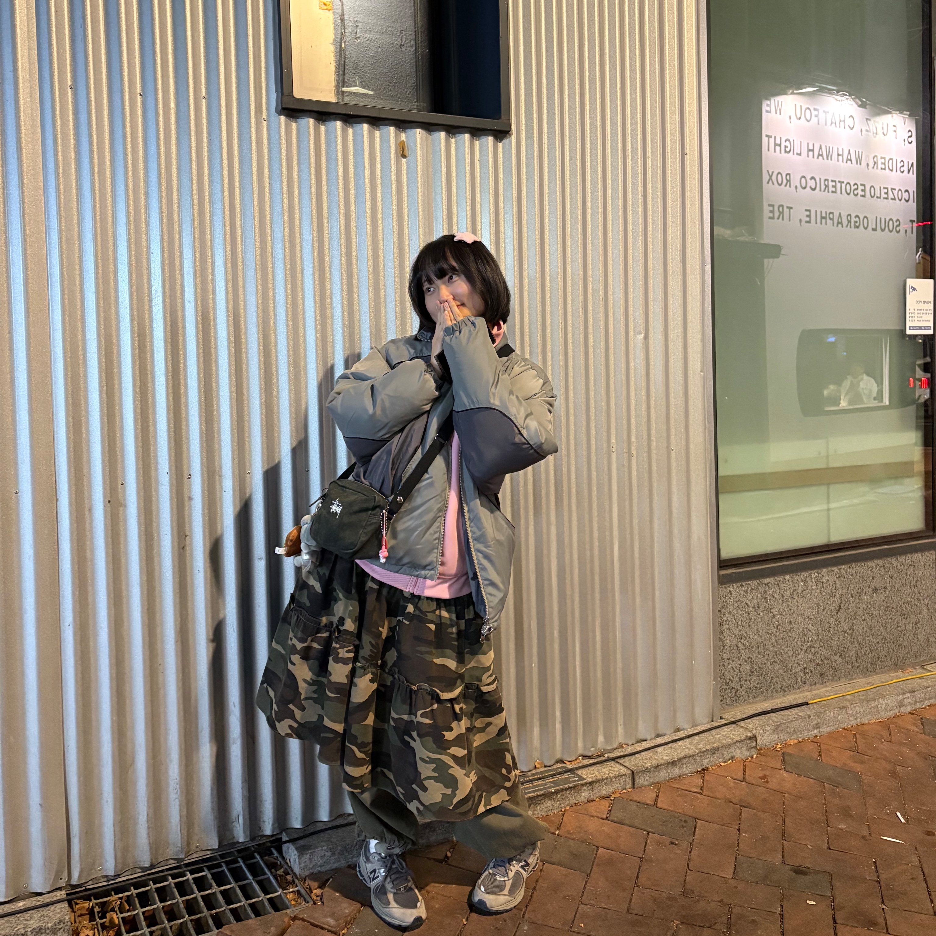 Stussy Canvas Side Pouch Washed Black 착용 스타일 - 2