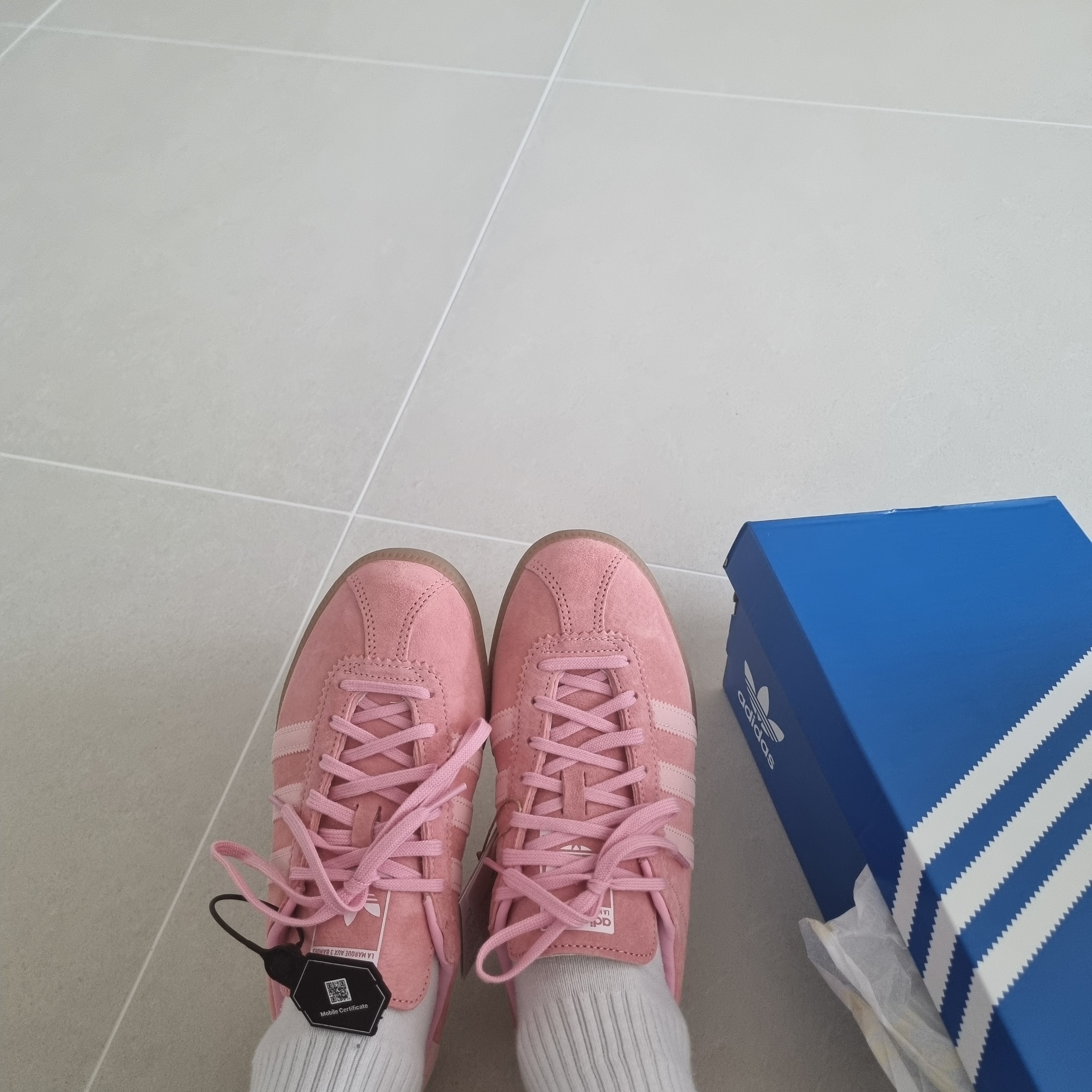 Adidas Bermuda Glow Pink 착용 스타일 - 4