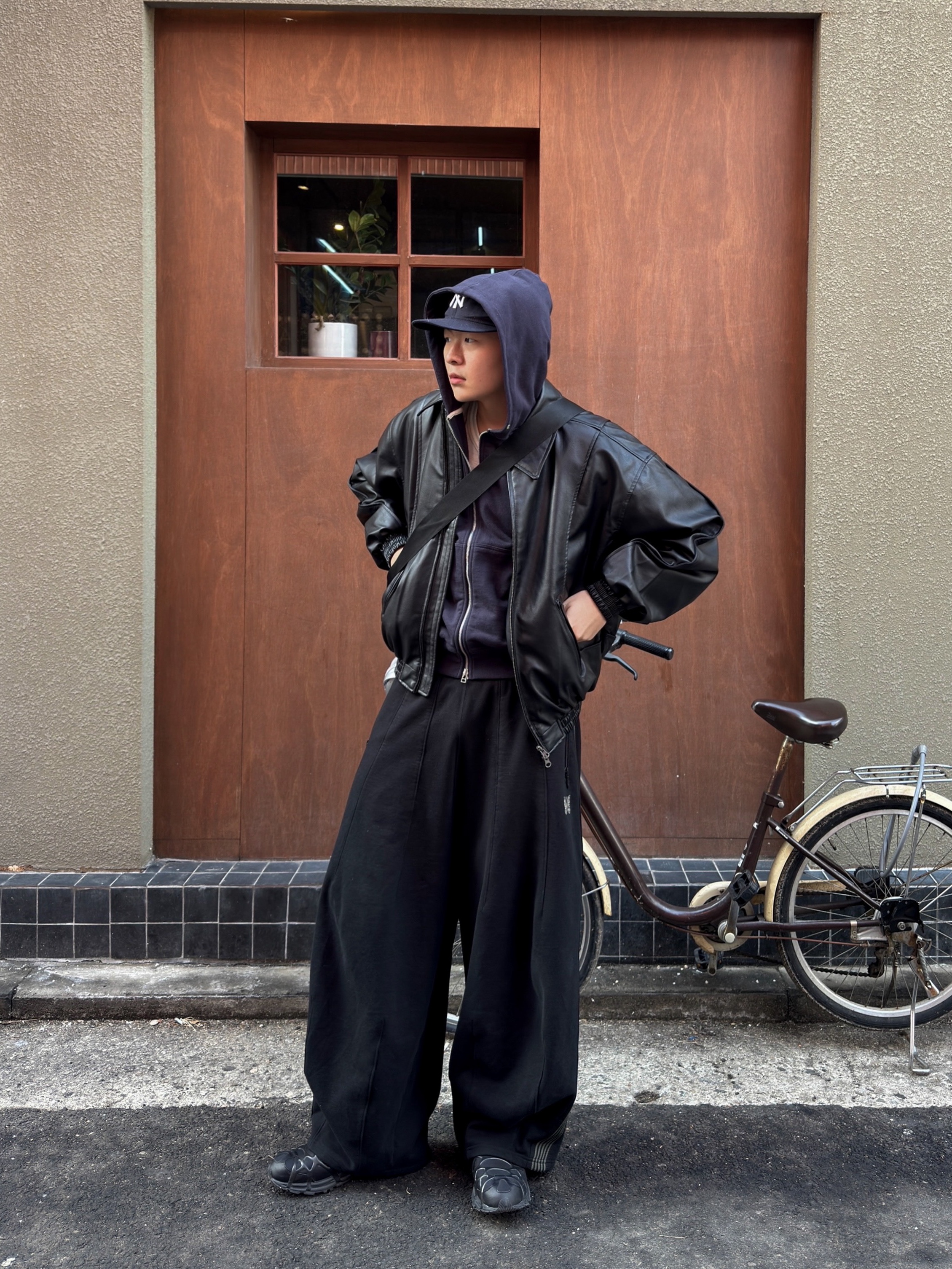 Nike Air Kukini Triple Black, Needles x LHP H.D. Track Pants Black 착용 스타일 - 2