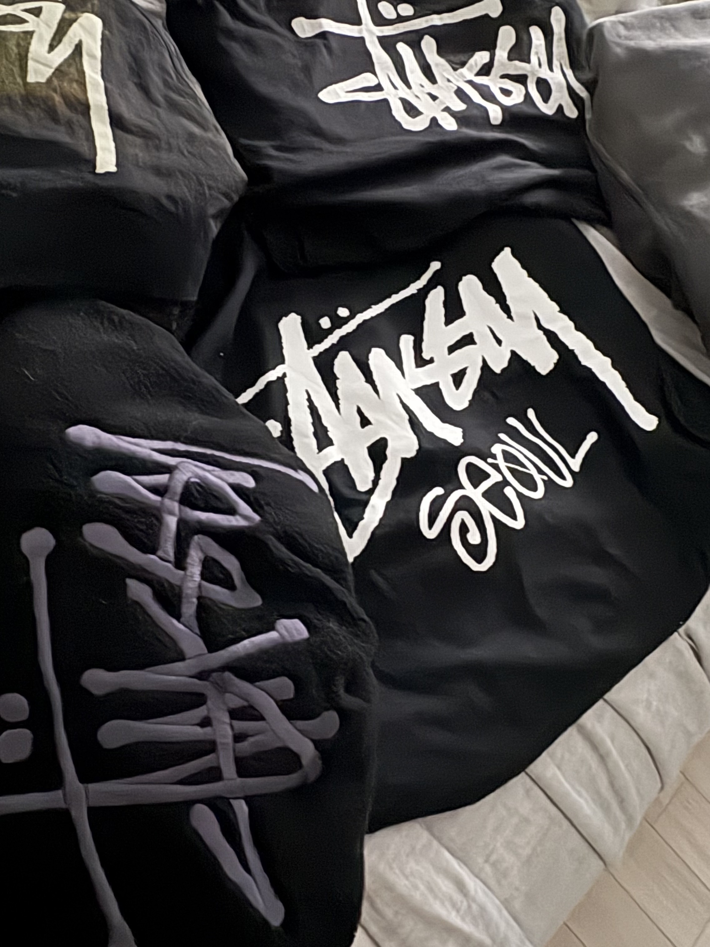 Stussy Stenpat Camo Beach Shell Jacket Fortine, Stussy Basic Stussy T-Shirt Black 2024, 2025 착용 스타일