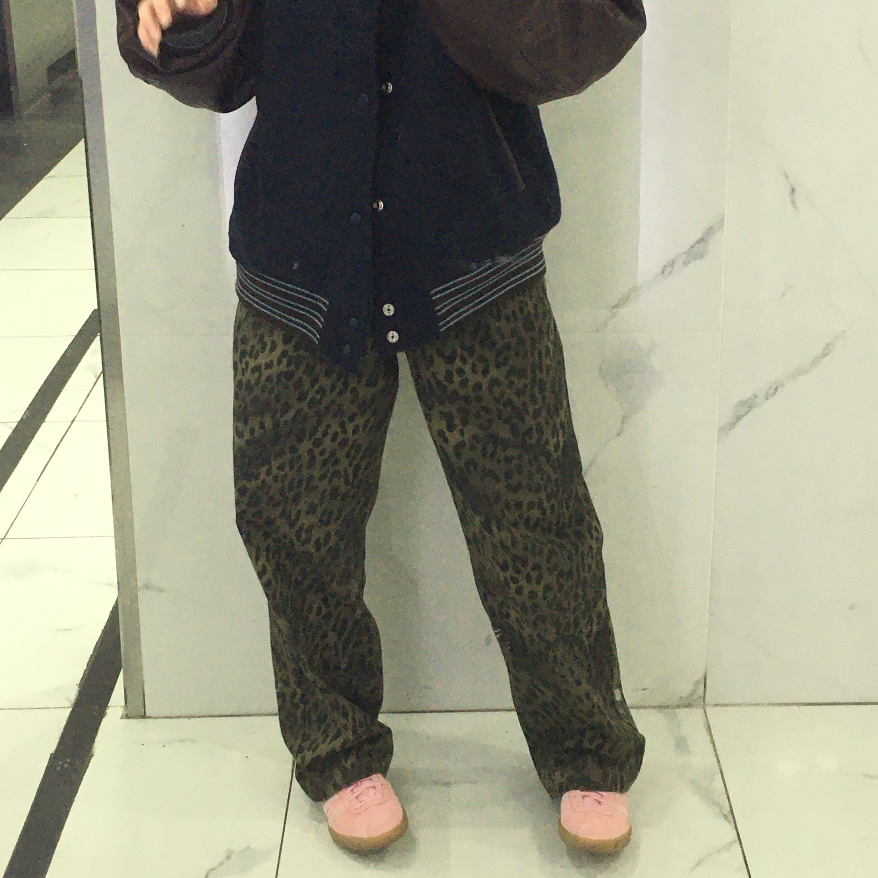 ersco Leopard Baggy Trousers Khaki 착용 스타일