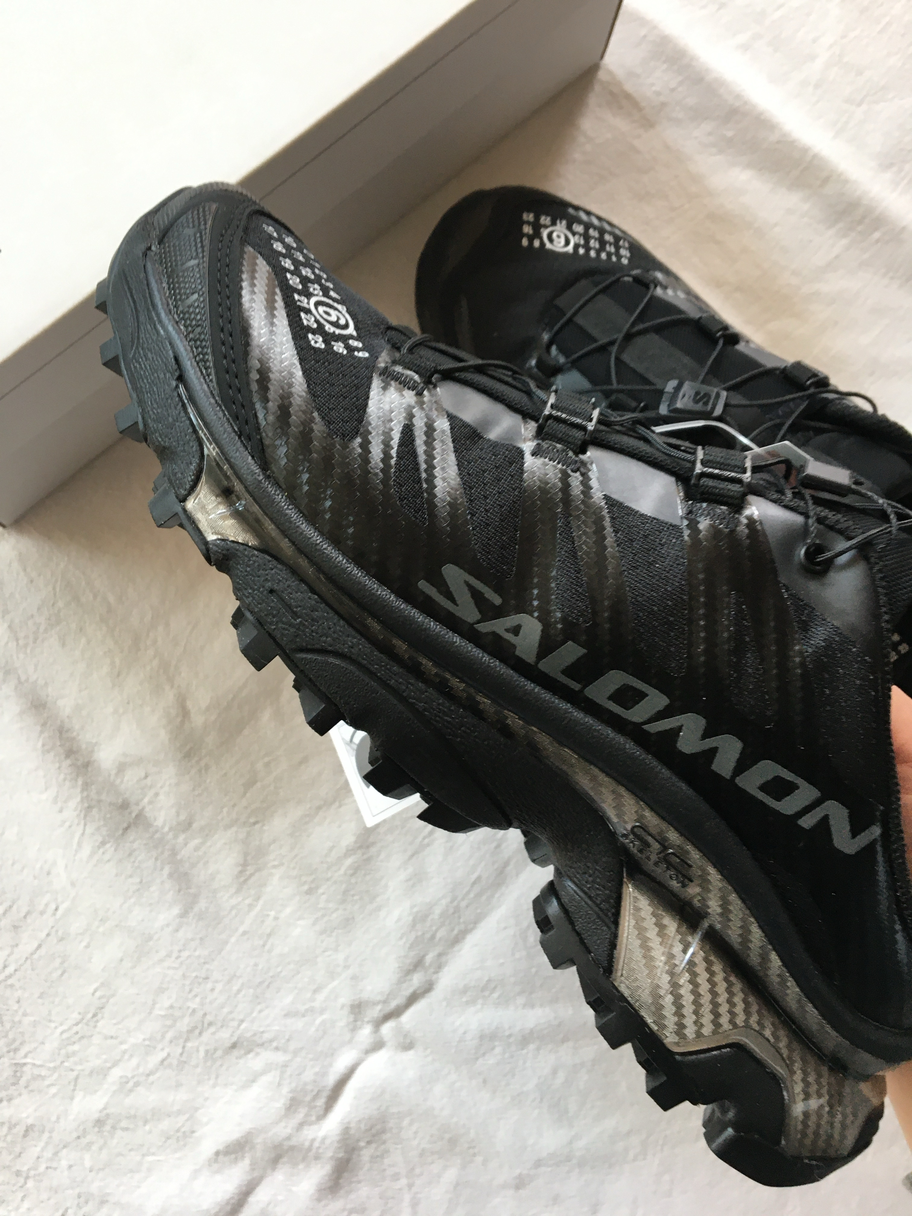 Salomon x MM6 Maison Margiela XT-4 Mule Black 착용 스타일 - 2