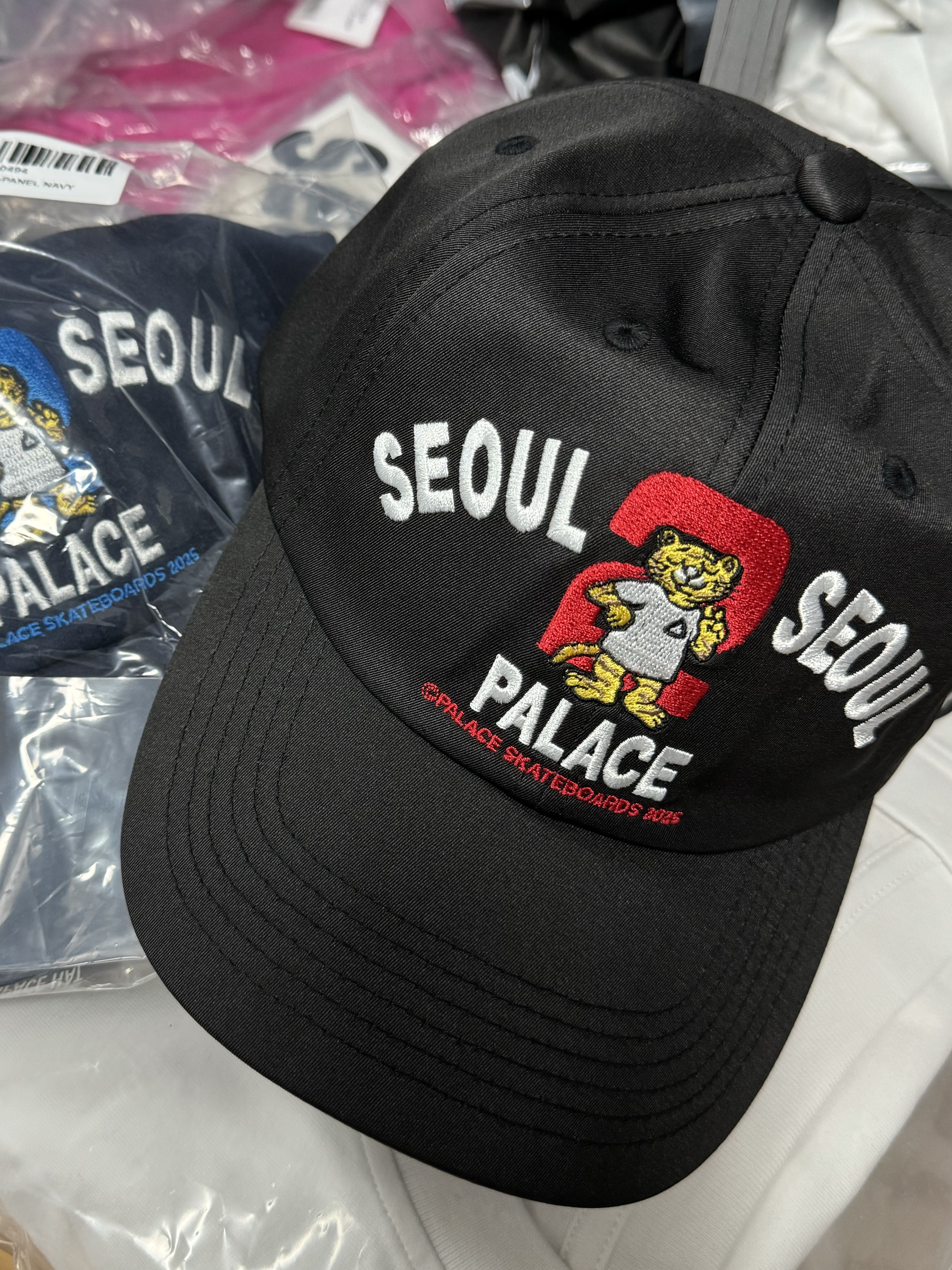 팔라스 서울 2 서울 6-패널 캡 블랙 - 25SS, 무신사 스탠다드 시티 레저 후드 라이트 다운 자켓 블랙 착용 스타일 - 9