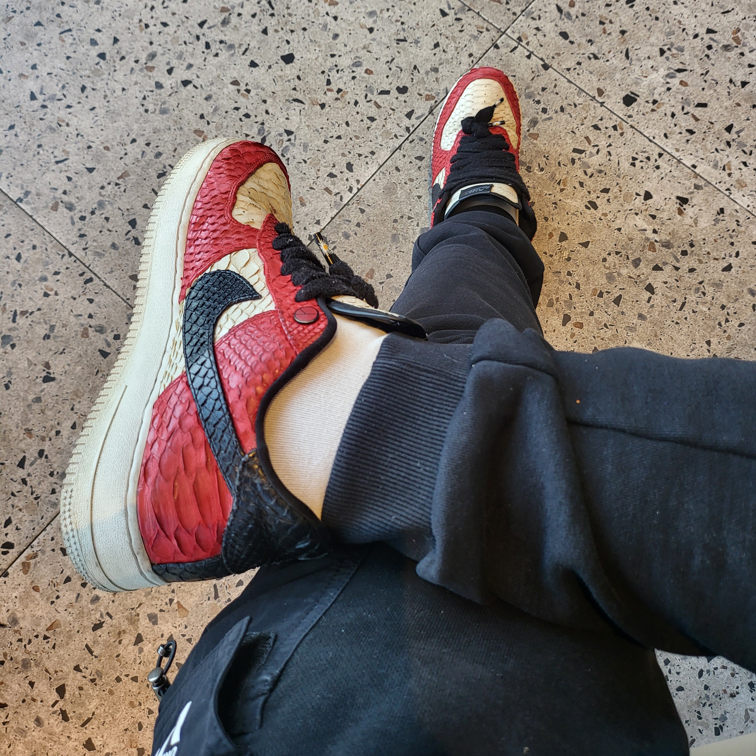 Nike Air Force 1 Low Gym Red 착용 스타일
