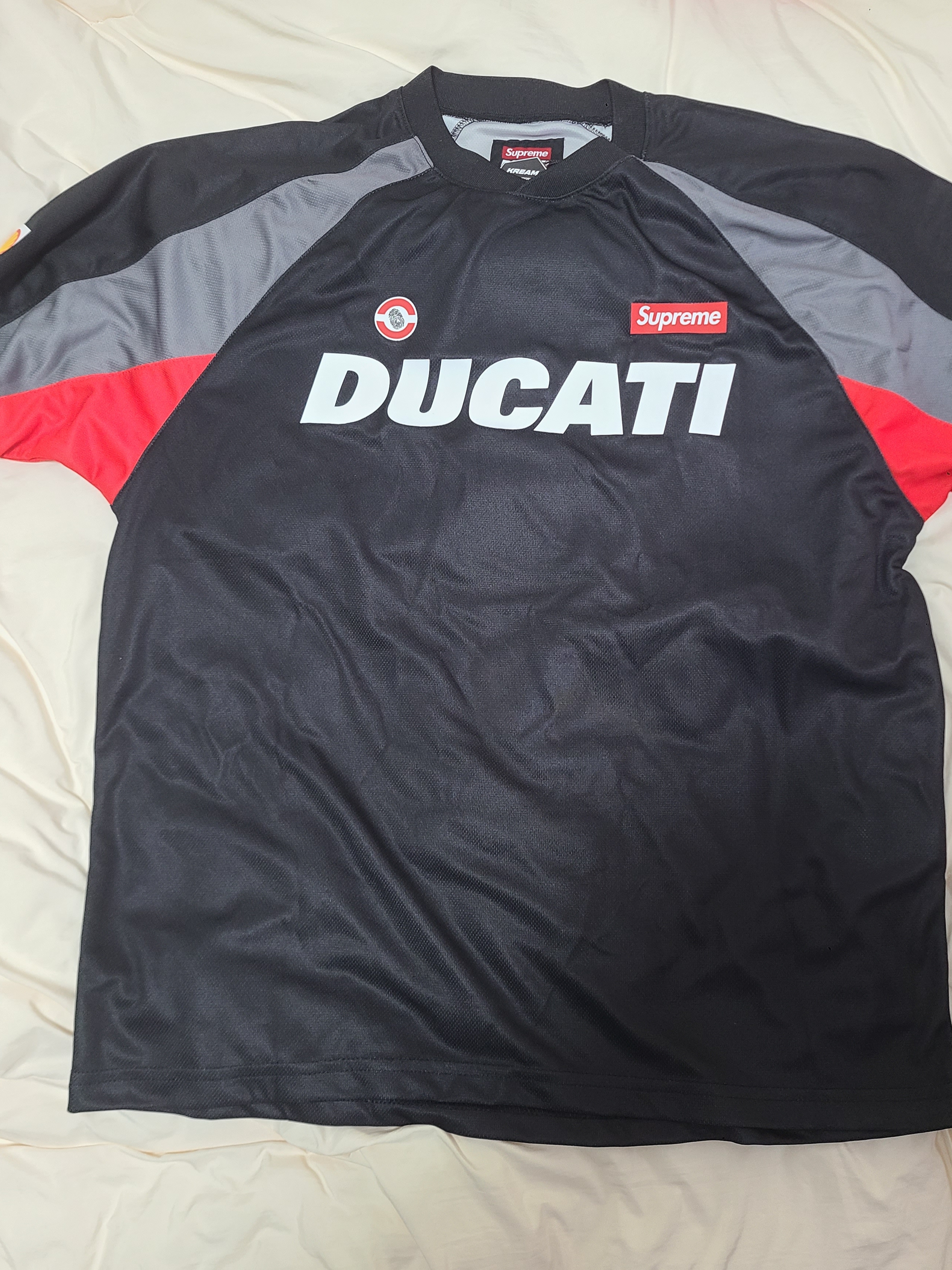 Supreme x Ducati Soccer Jersey Black - 24SS, GOGORR Chest Logo Pajama Long Set Black 착용 스타일 - 1