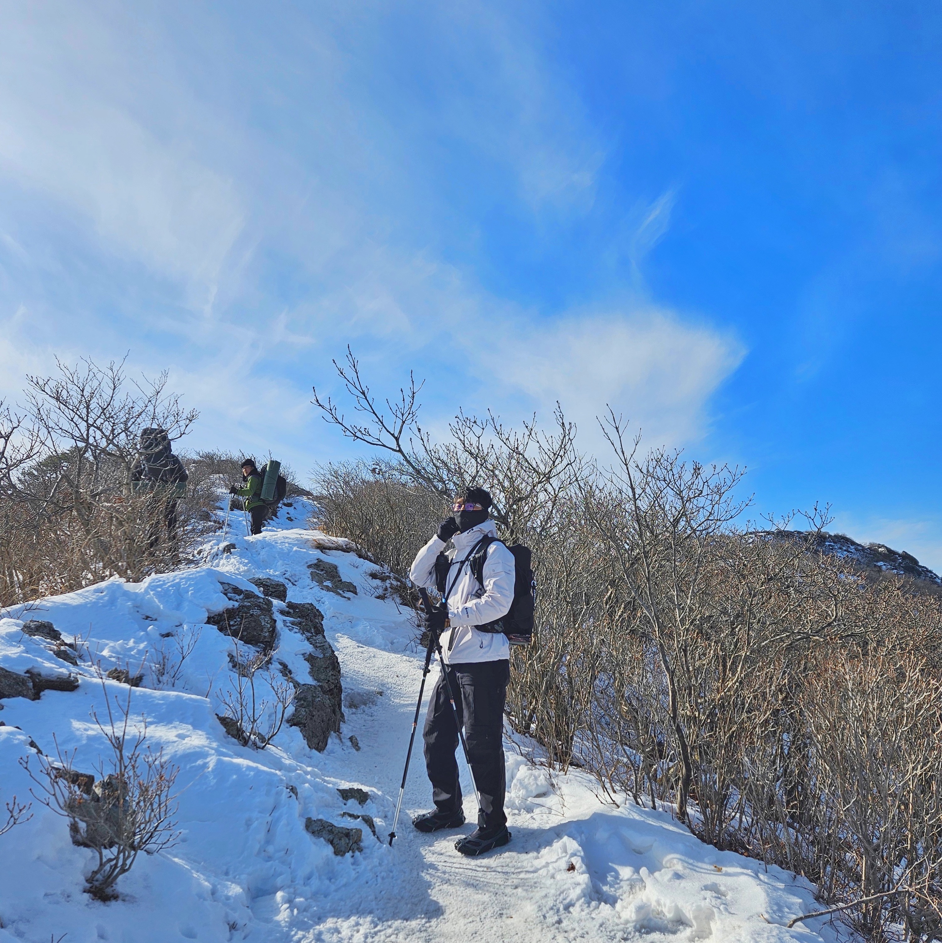 Nike ACG Sun Farer Jacket Khaki Summit White - Asia, Nike ACG Smith Summit Cargo Pants Black Anthracite - Asia 착용 스타일 - 1