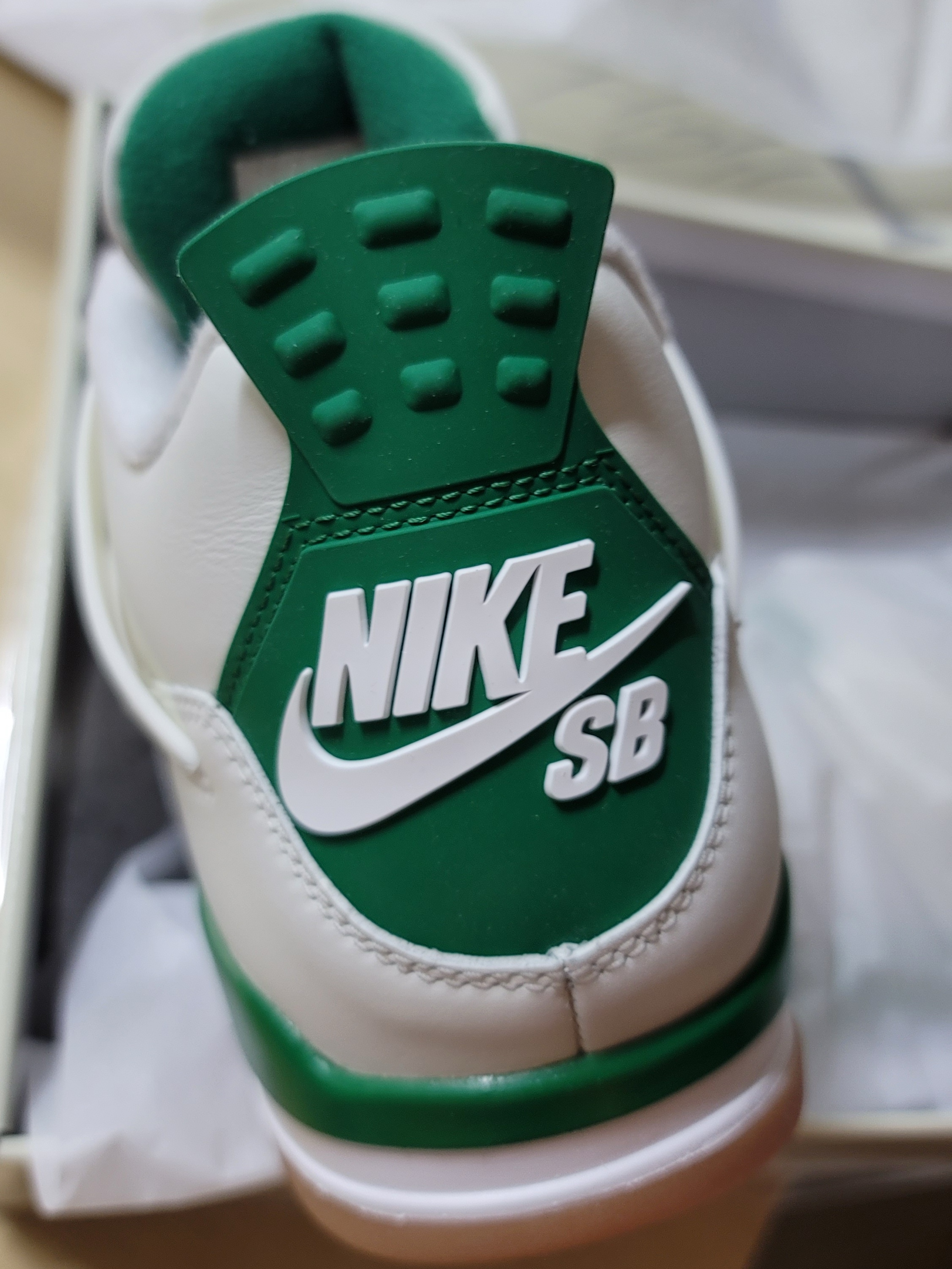 Jordan 4 x Nike SB Retro SP Pine Green 착용 스타일