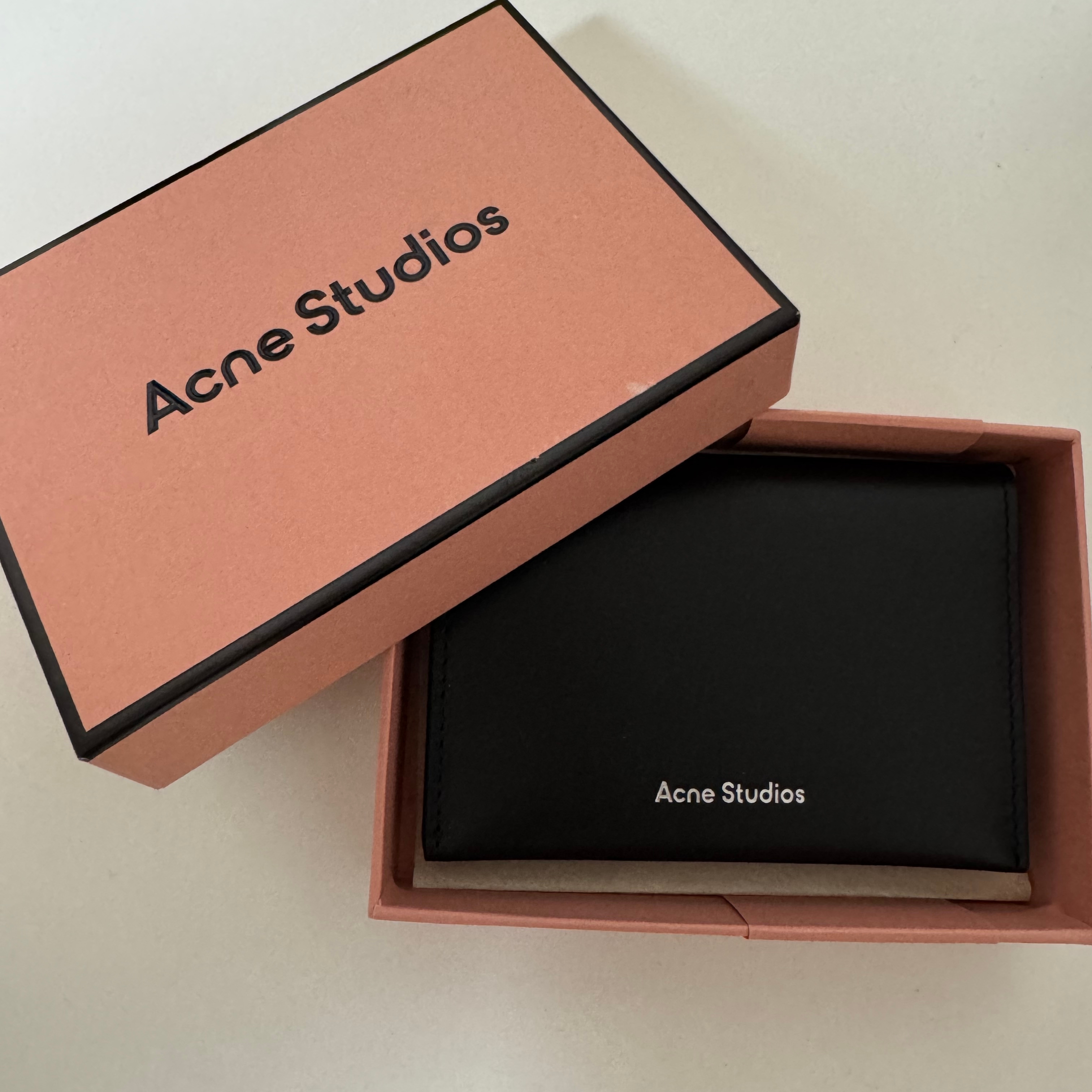 Acne Studios Bi-Fold Card Holder Black 착용 스타일