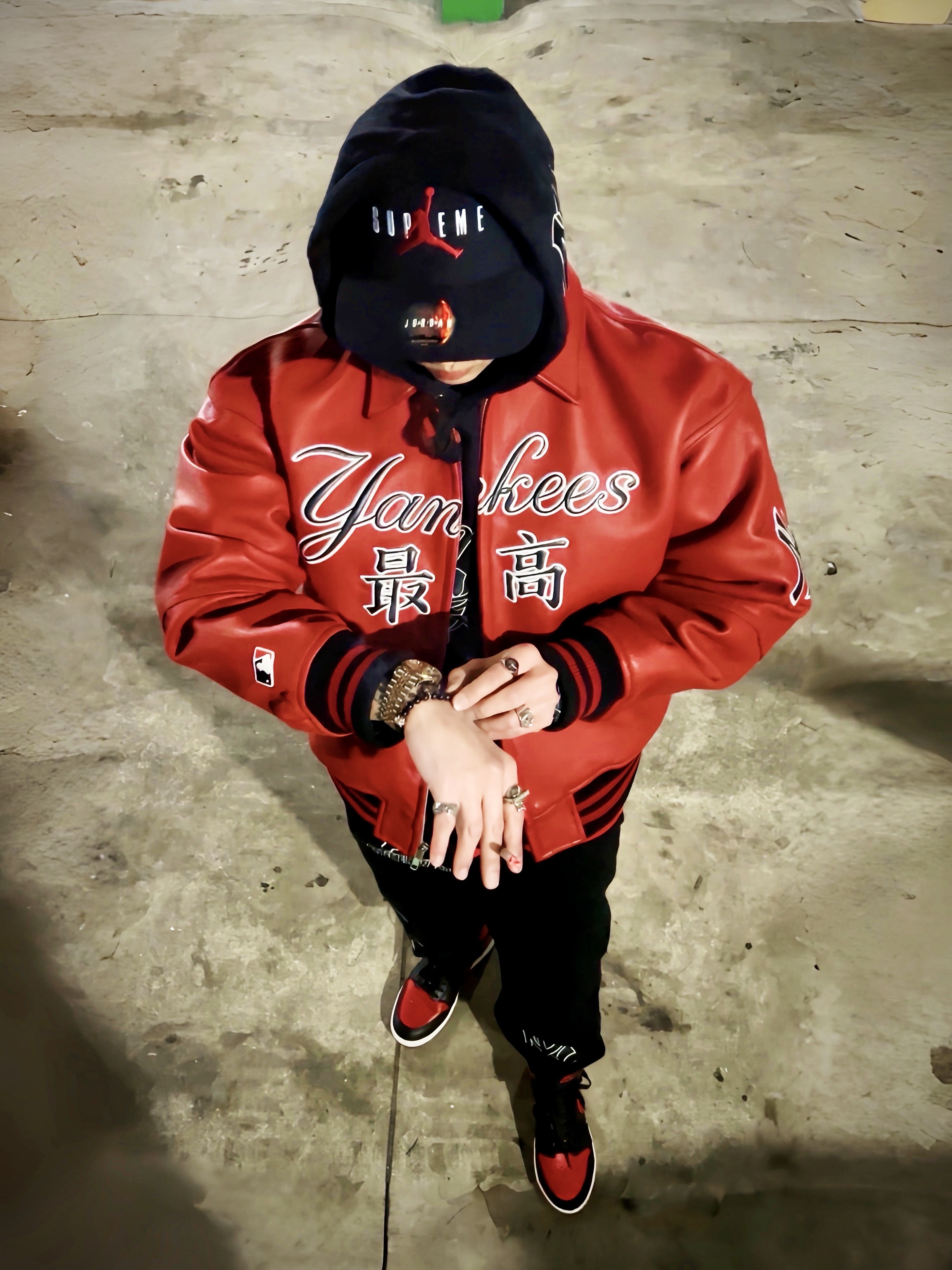 슈프림 x MLB 간지 팀 티셔츠 양키스 레드 - 22FW, 슈프림 x 뉴욕 양키스 간지 후드 스웨트셔츠 블랙 - 22FW 착용 스타일 - 3
