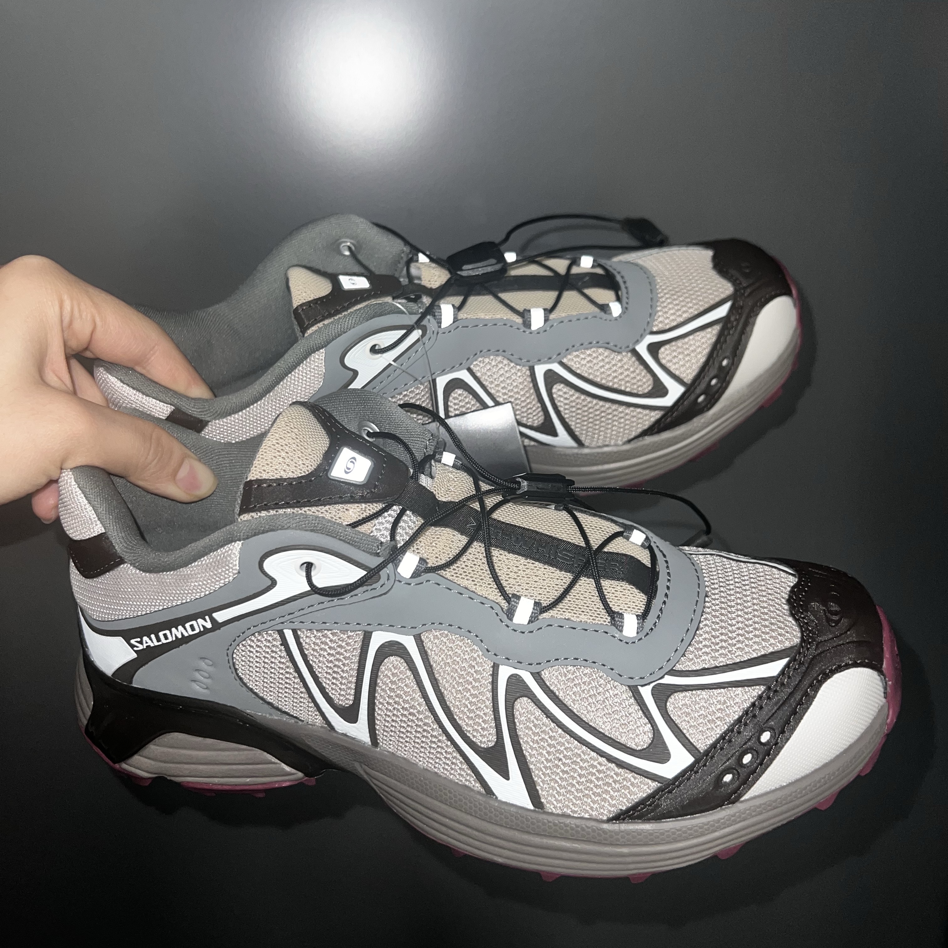 Salomon XT-Whisper Oxford Tan Sedona Sage 착용 스타일 - 2