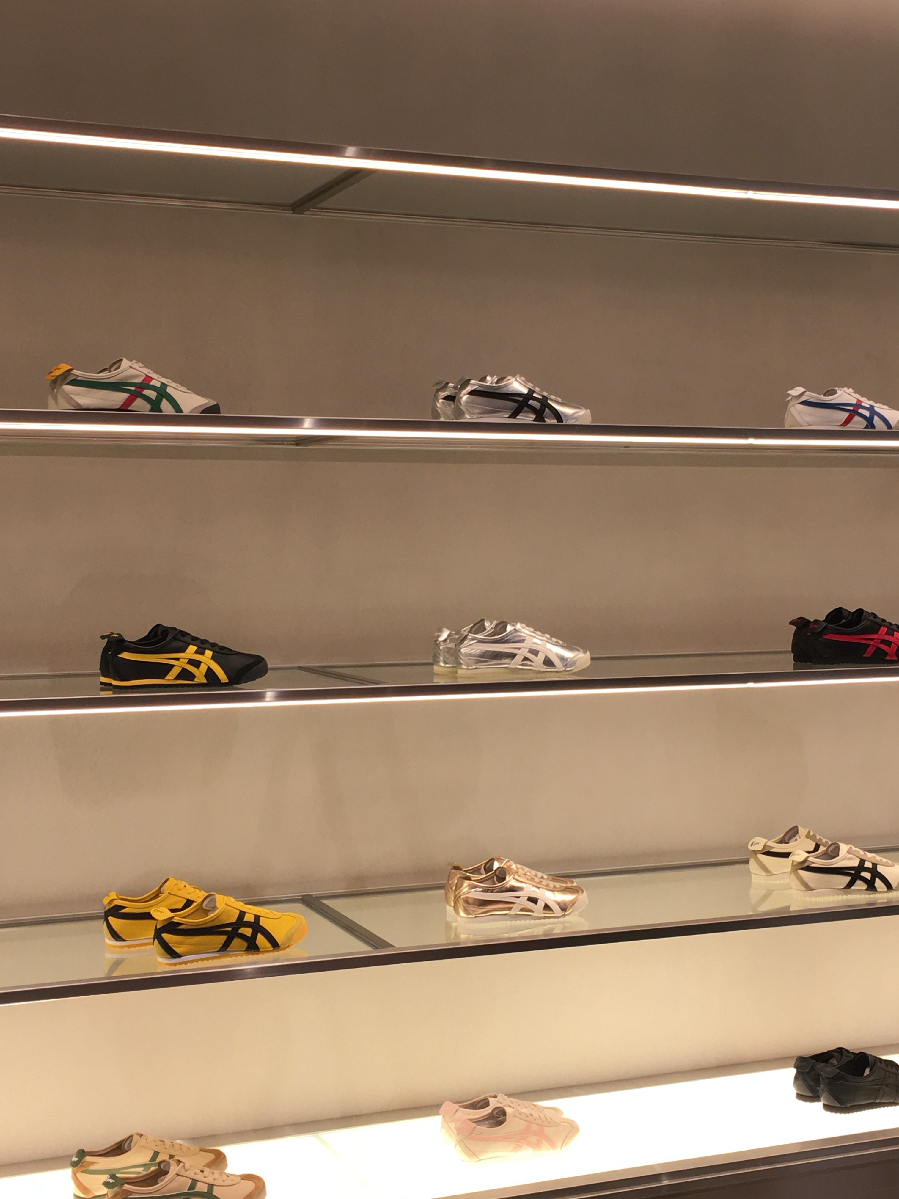Onitsuka Tiger Mexico 66 Pure Silver Black, Onitsuka Tiger Mexico 66 Yellow Black 착용 스타일 - 1
