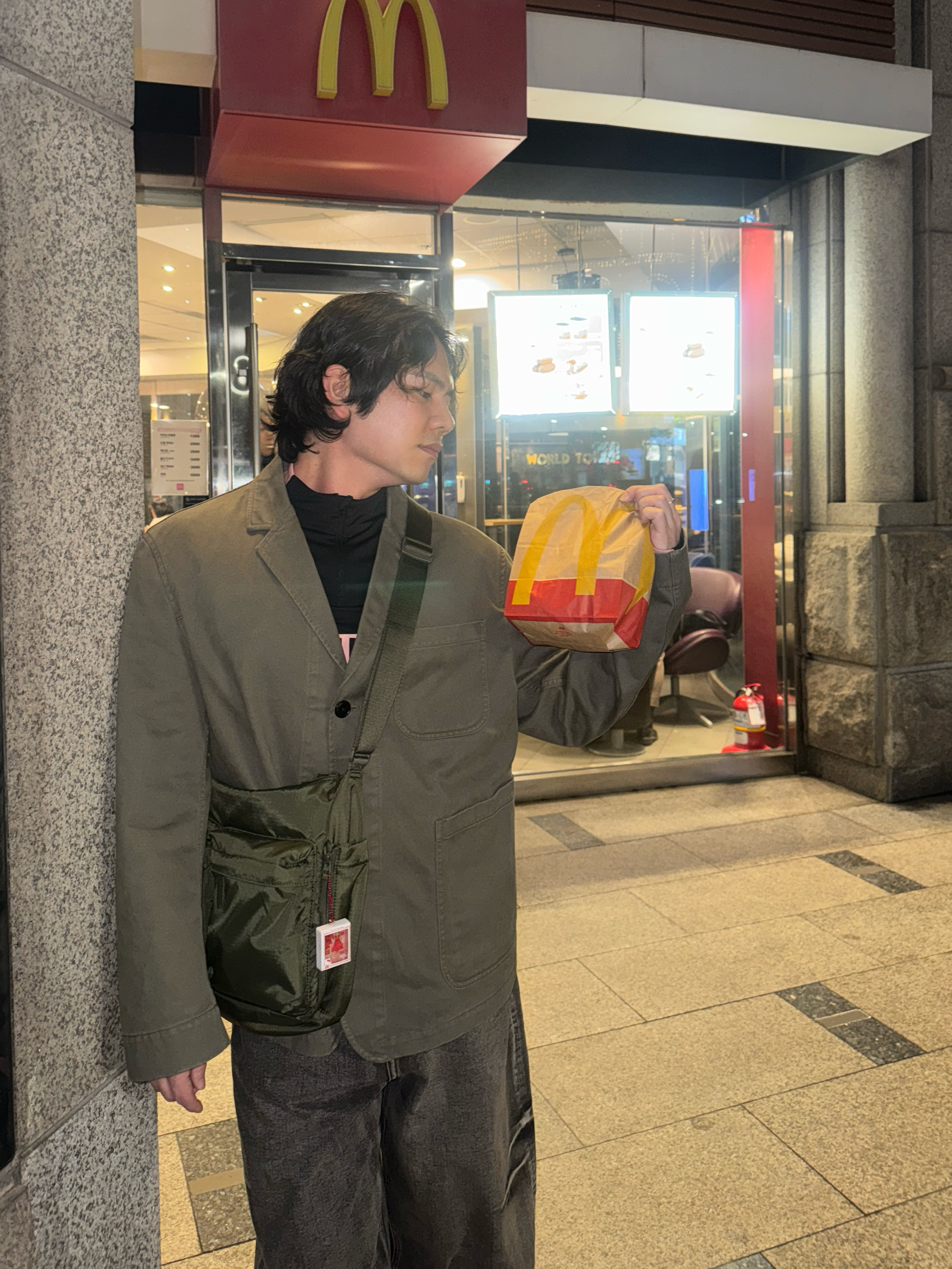 (W) Nike Shox R4 Racer Blue and Metallic Silver, Uniqlo Multi Pocket Shoulder Bag Olive 착용 스타일 - 2