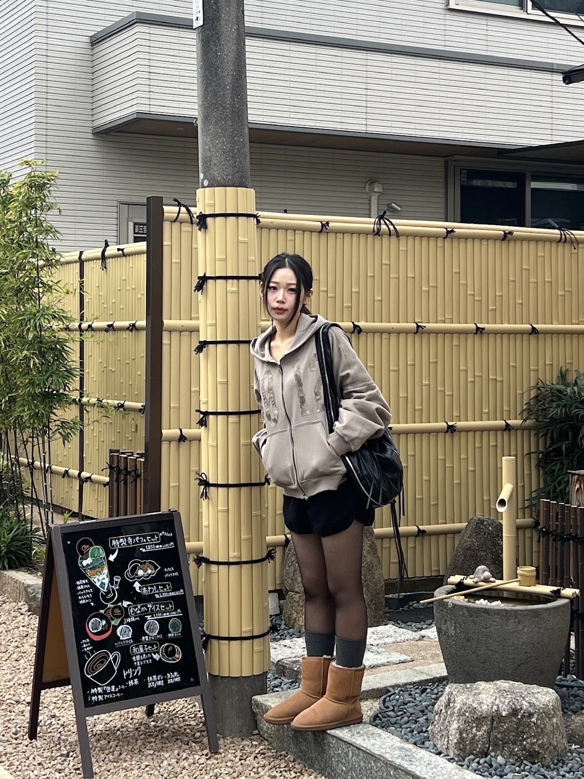 (W) 어그 클래식 쇼트 2 부츠 체스트넛 착용 스타일 - 2