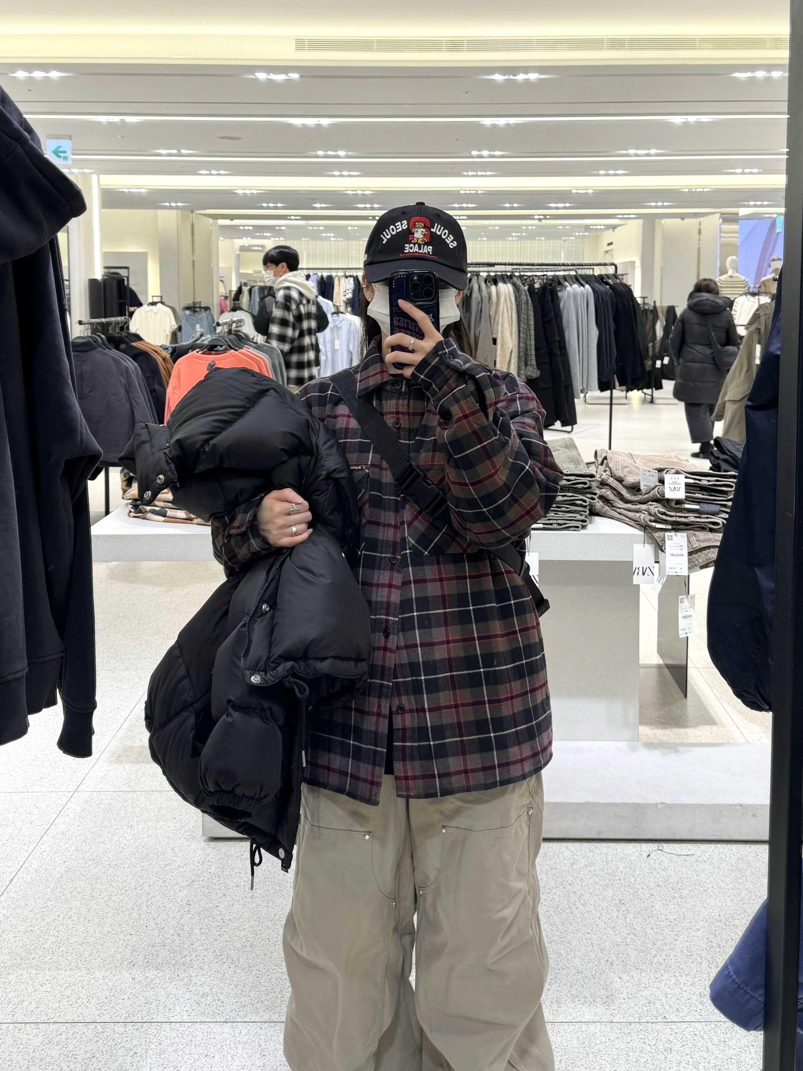 Palace Seoul 2 Seoul 6-Panel Cap Black - 25SS, Supreme Quilted Plaid Shirt Grey - 24FW 착용 스타일