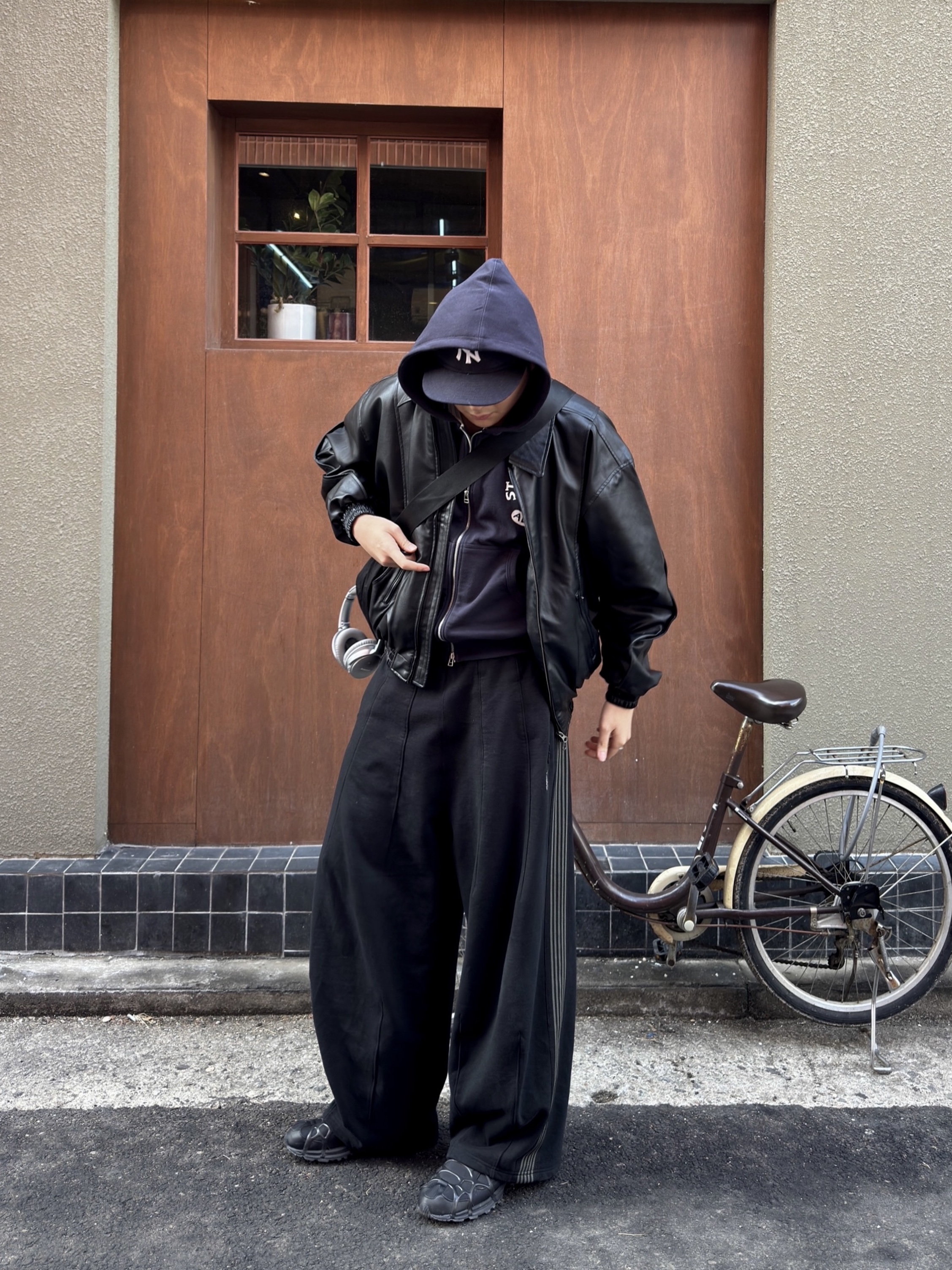 Nike Air Kukini Triple Black, Needles x LHP H.D. Track Pants Black 착용 스타일 - 1