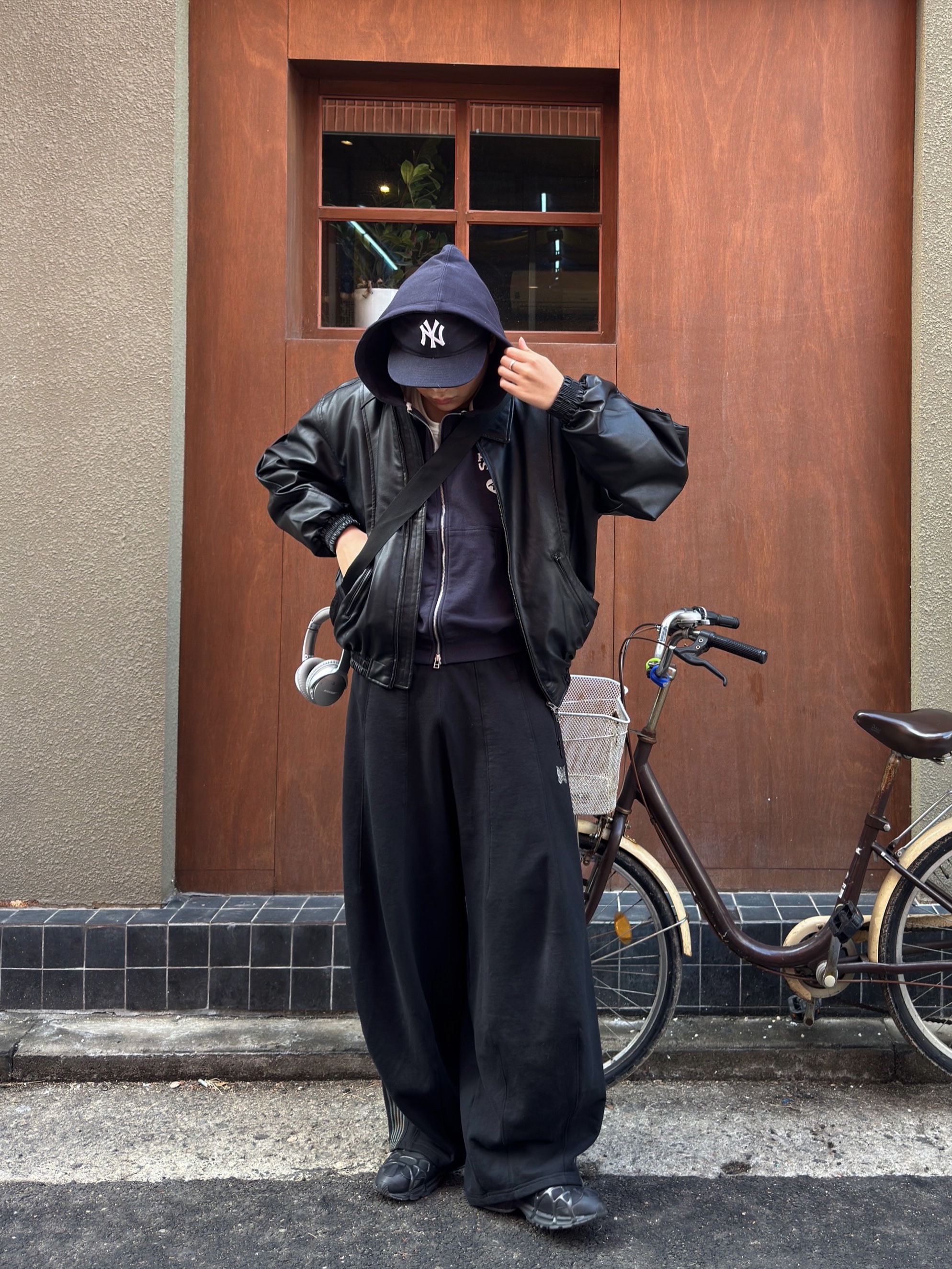 Nike Air Kukini Triple Black, Needles x LHP H.D. Track Pants Black 착용 스타일 - 5