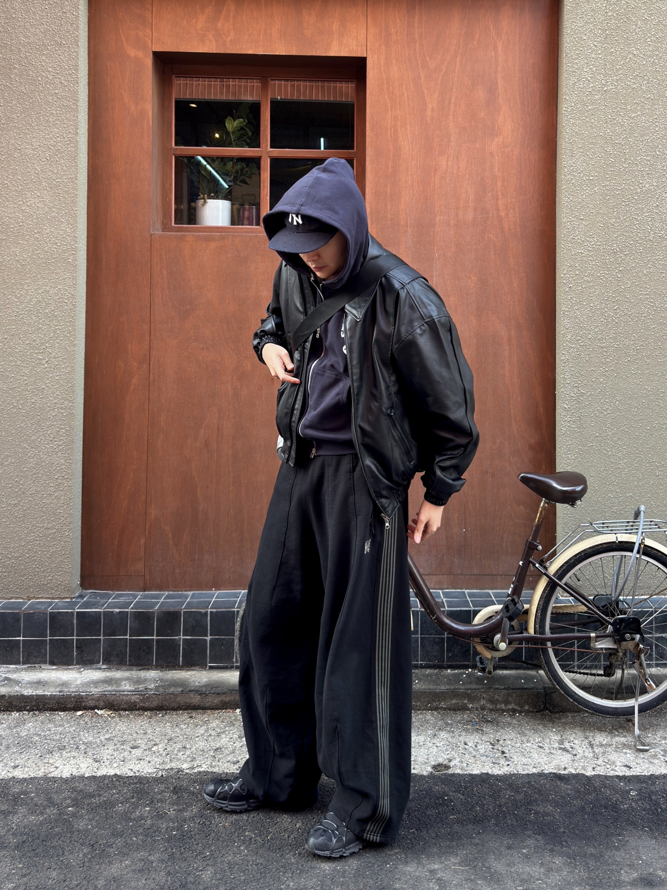 Nike Air Kukini Triple Black, Needles x LHP H.D. Track Pants Black 착용 스타일 - 3