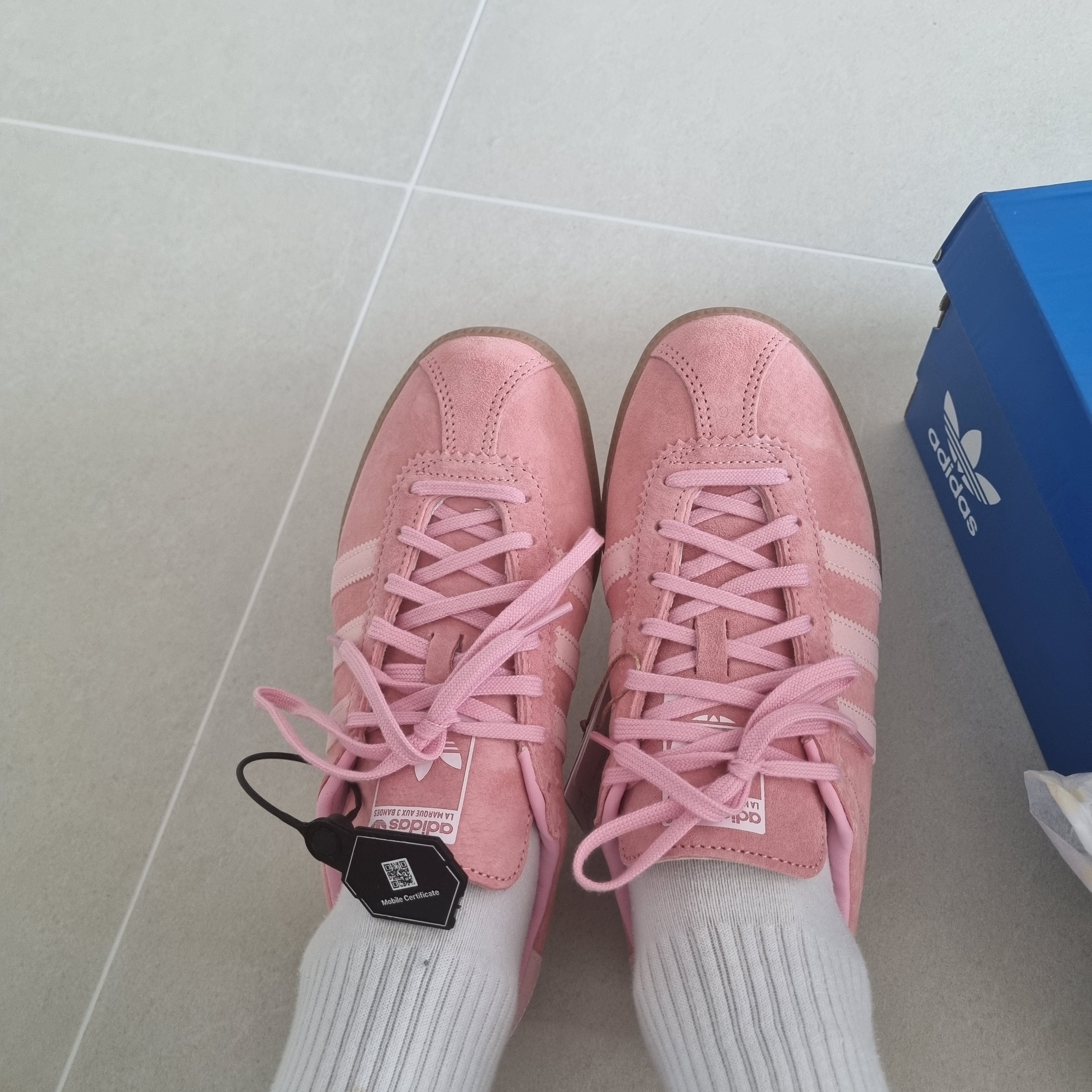 Adidas Bermuda Glow Pink 착용 스타일 - 3