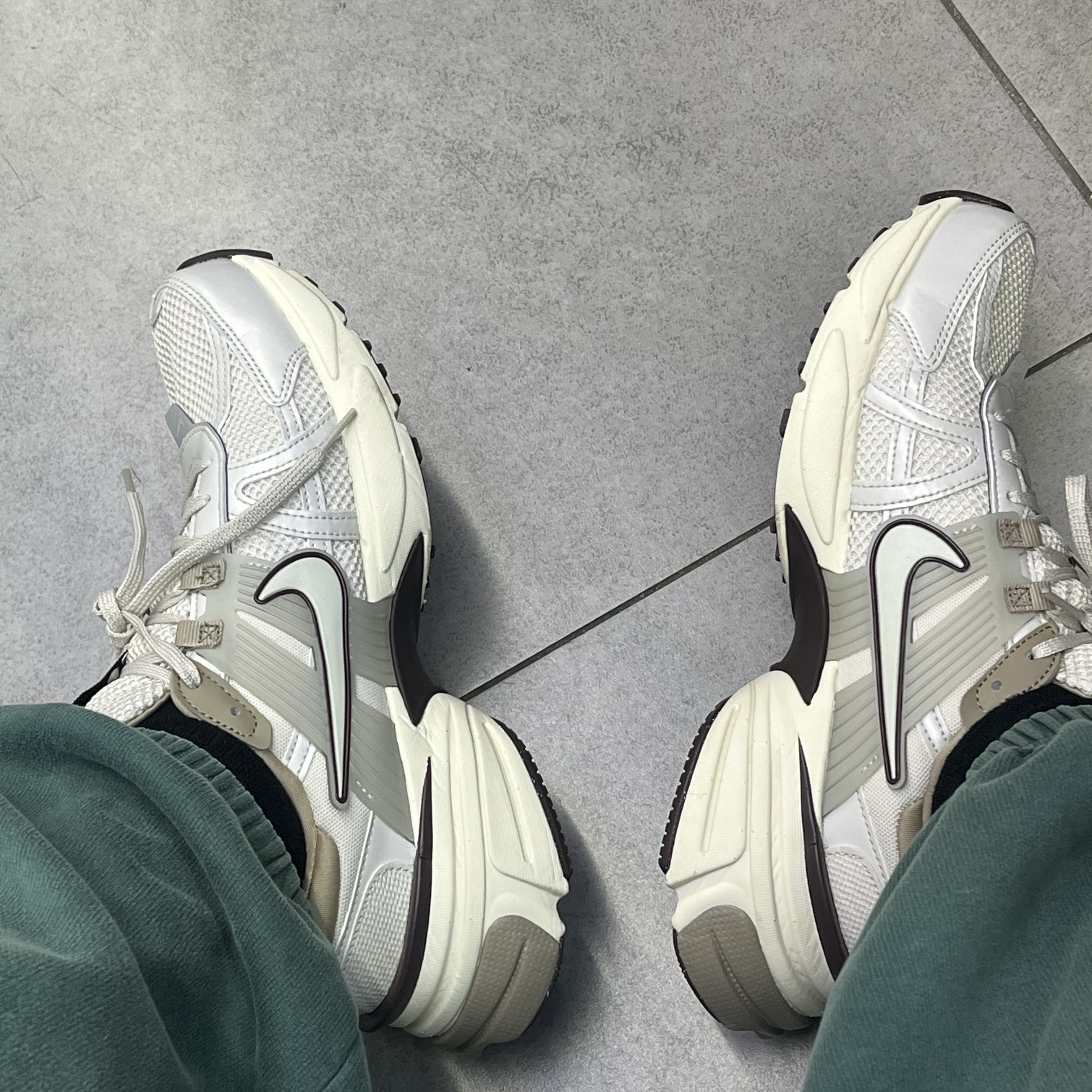 Nike V2K Run Light Orewood Brown Khaki 착용 스타일