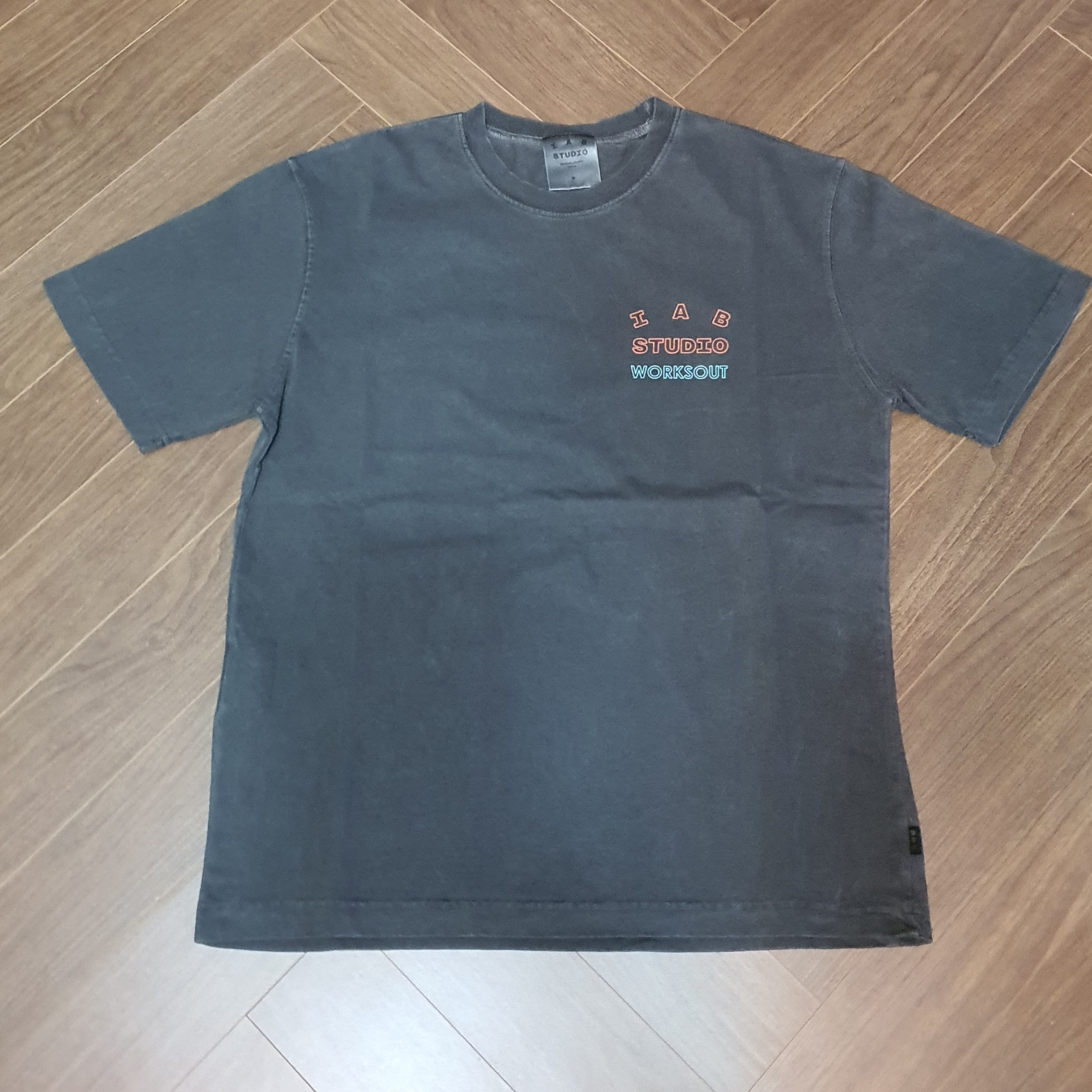 IAB Studio Pigment T-Shirt Charcoal for Worksout 착용 스타일 - 2