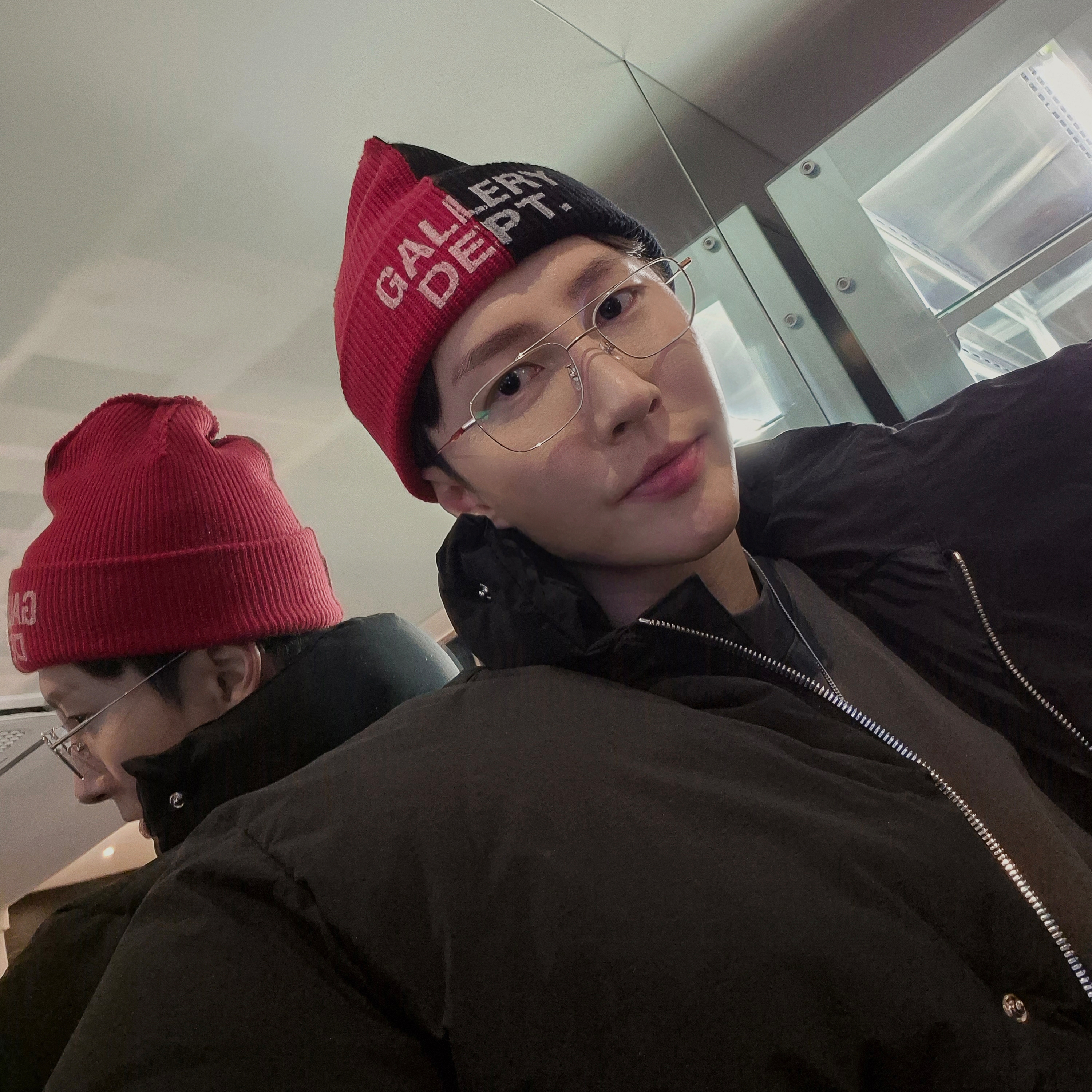 Gallery Dept. Topanga Beanie Red Black, Prada Brushed Leather Sneakers with Bike Fabric and Suede Elements White 착용 스타일 - 1