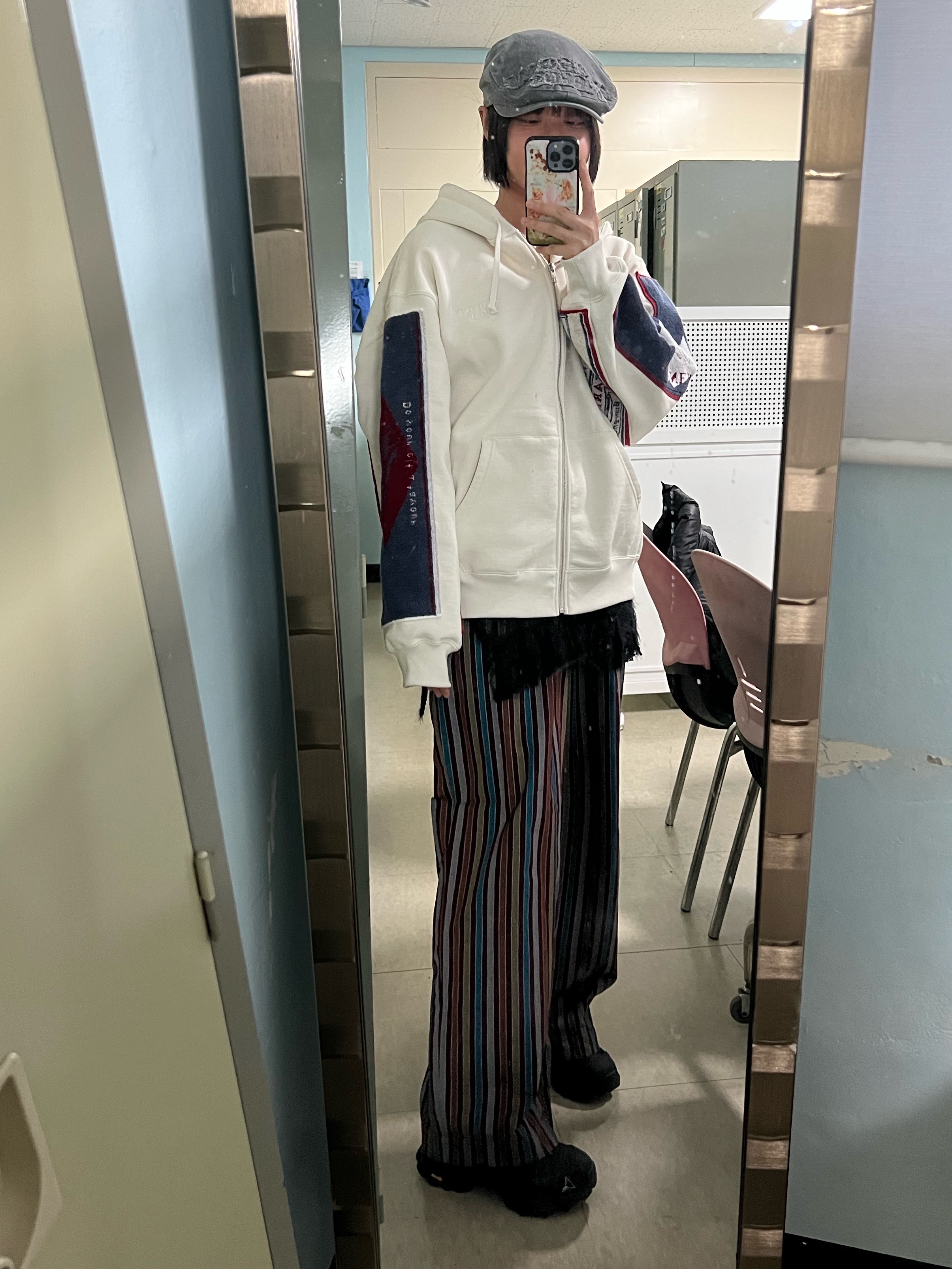 슈프림 x 마틴 로즈 타월 집업 후드 스웨트셔츠 화이트 - 24FW, 로아 하이킹 카타리나 블랙 착용 스타일 - 1
