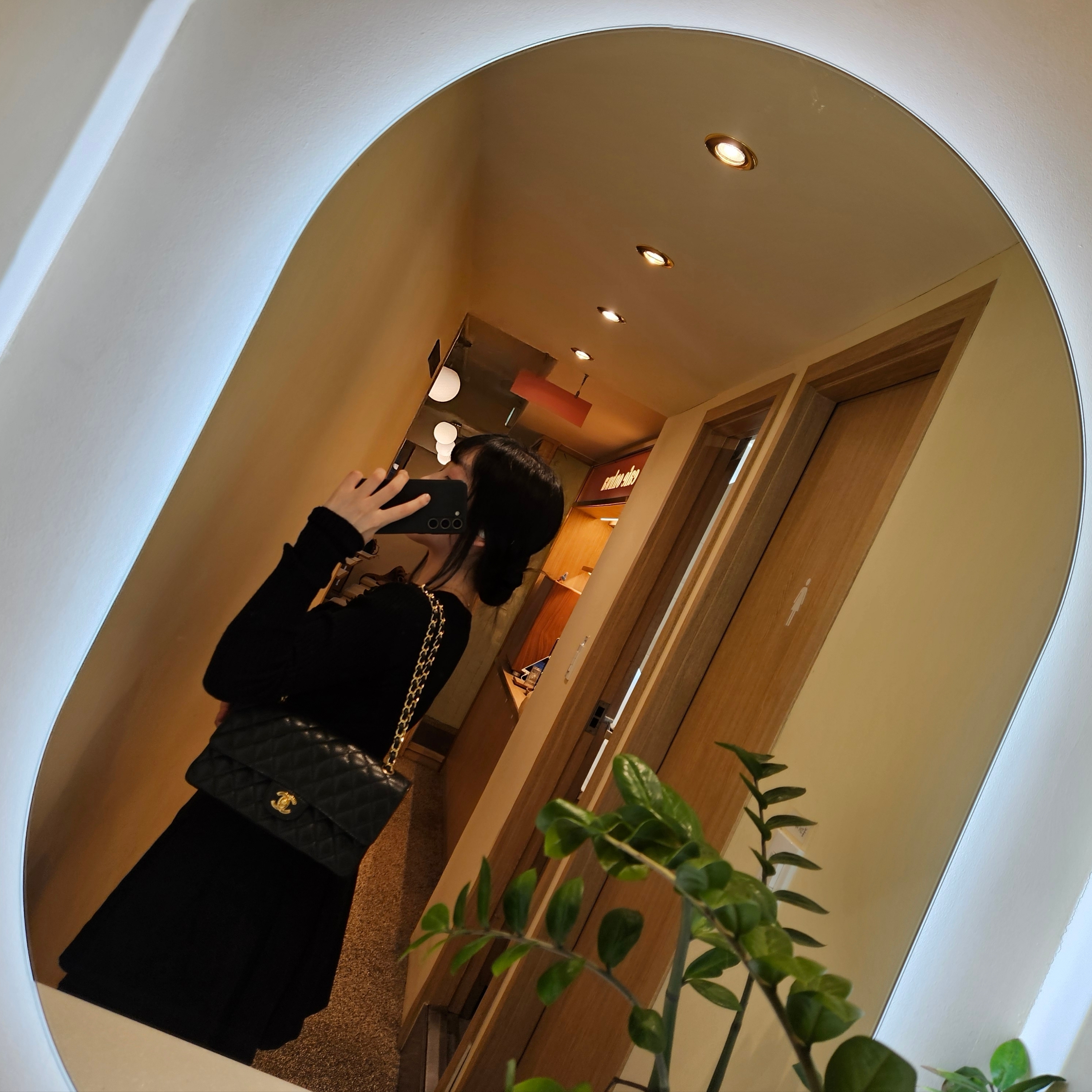 Chanel Medium Classic Handbag Grained Calfskin & Gold Black 착용 스타일