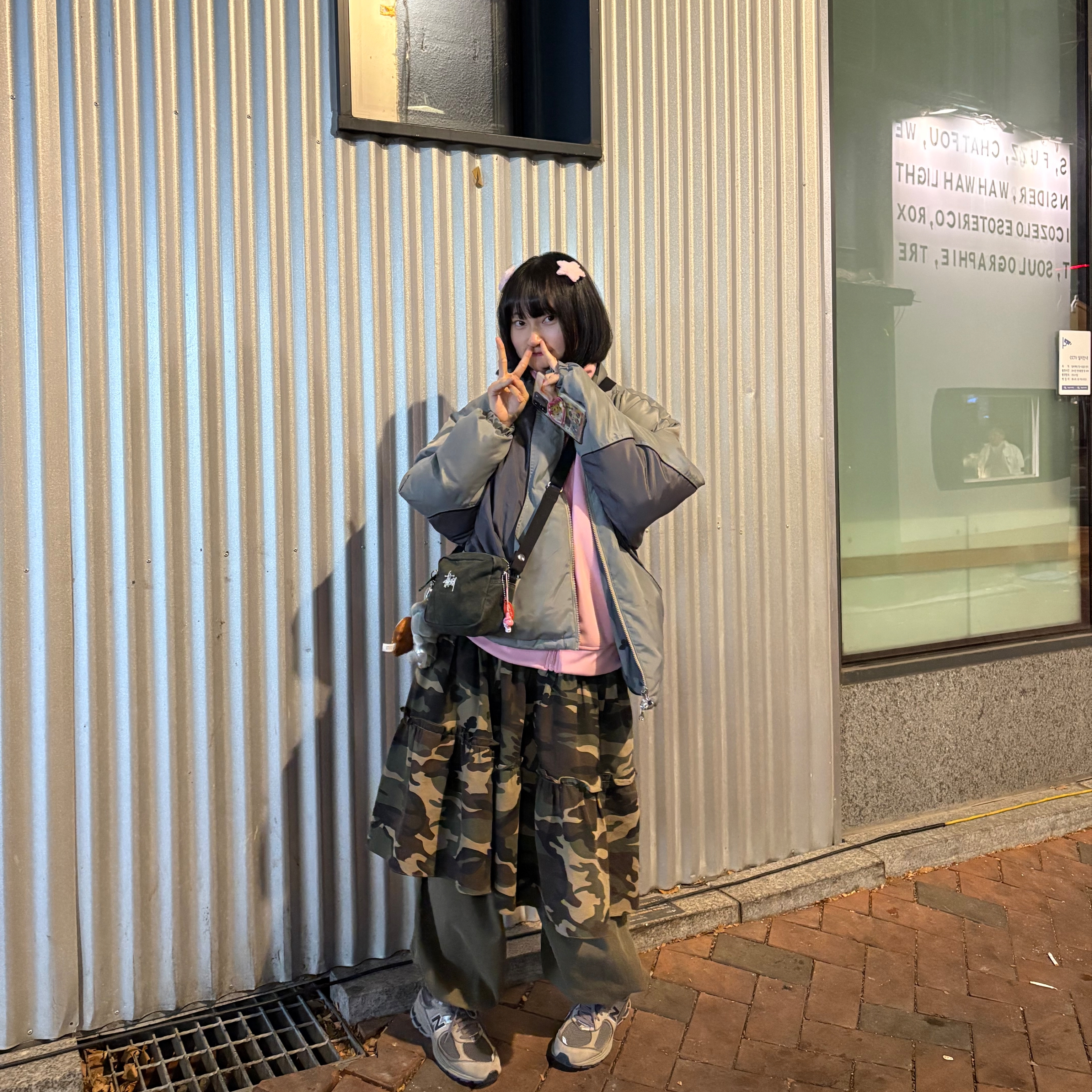 Stussy Canvas Side Pouch Washed Black 착용 스타일 - 1