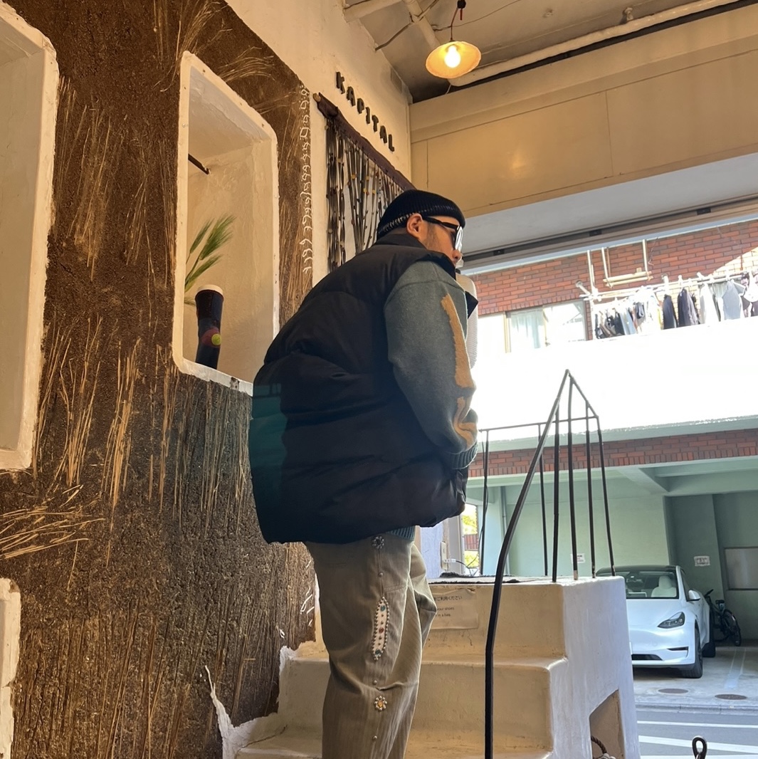 캐피탈 설퍼라이즈드 헤링본 이지 베이커 팬츠 스터드 리메이크 카키, 캐피탈 5G 울 본 크루넥 스웨터 색소폰 착용 스타일 - 1