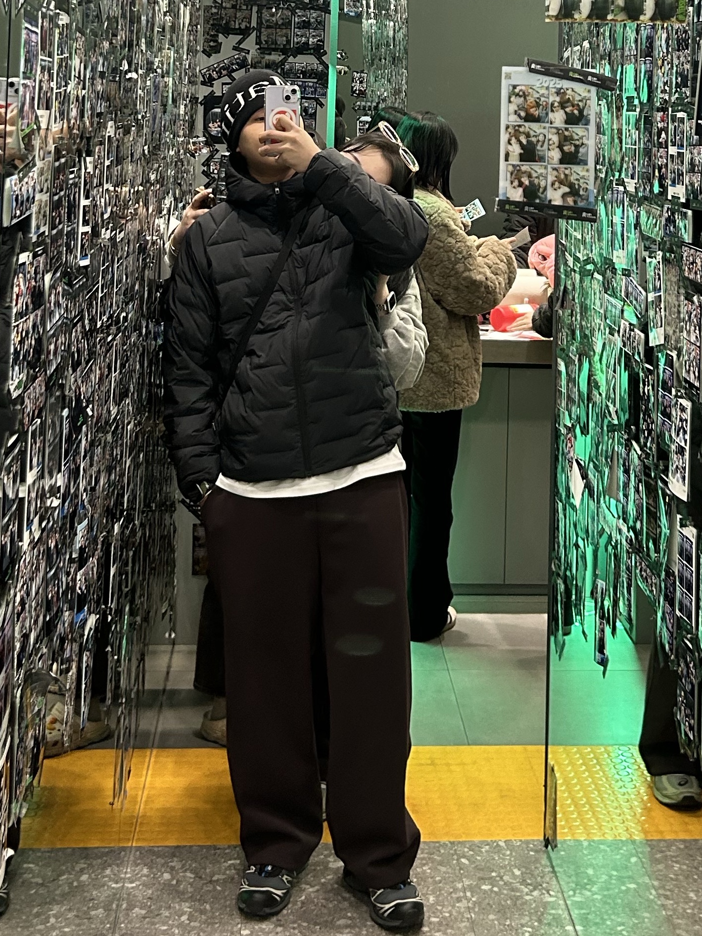 Matin Kim Logo Jacquard Short Beanie Black, Salomon XT-6 Gore-Tex Black Ebony 착용 스타일