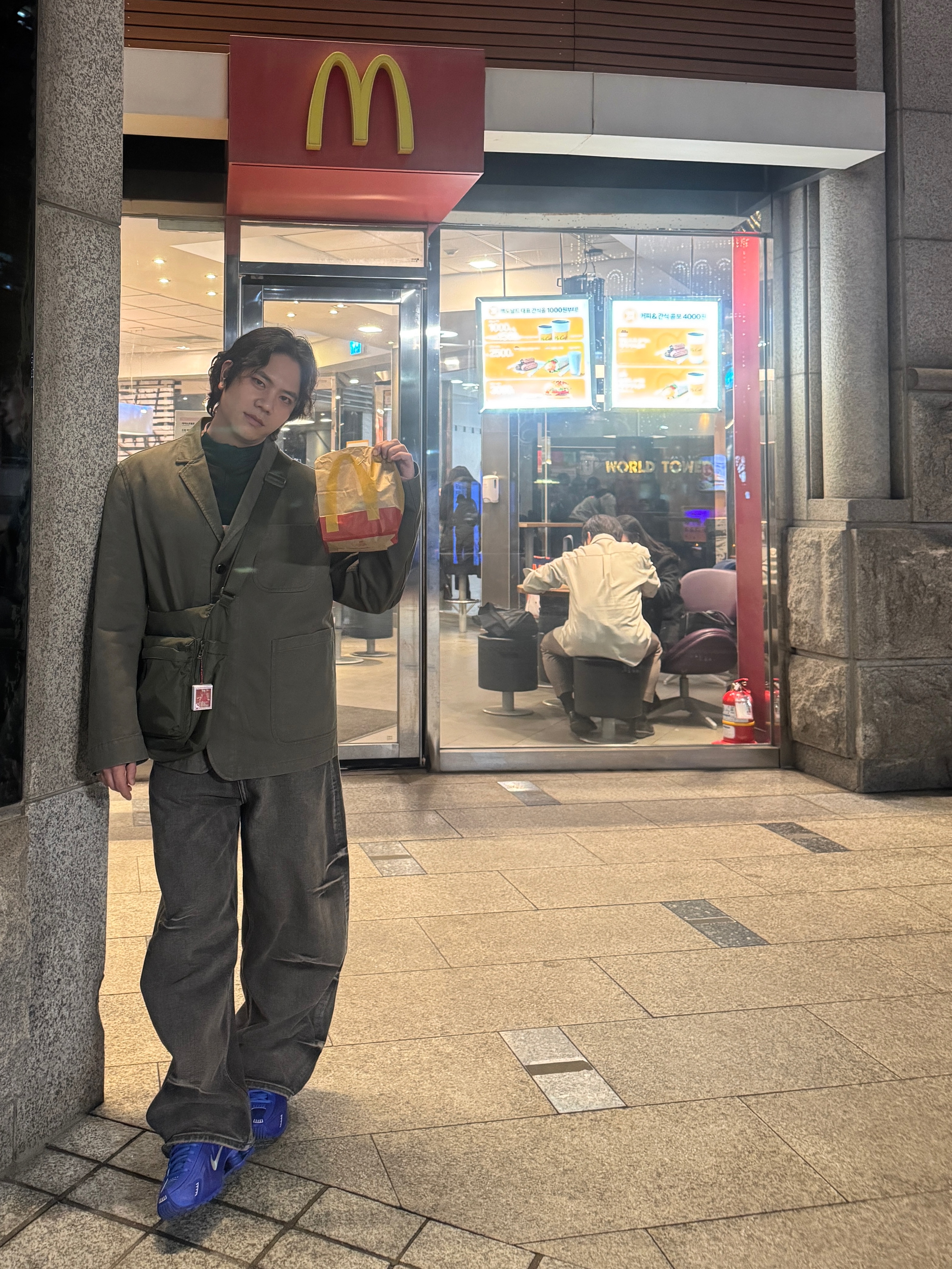 (W) Nike Shox R4 Racer Blue and Metallic Silver, Uniqlo Multi Pocket Shoulder Bag Olive 착용 스타일 - 1