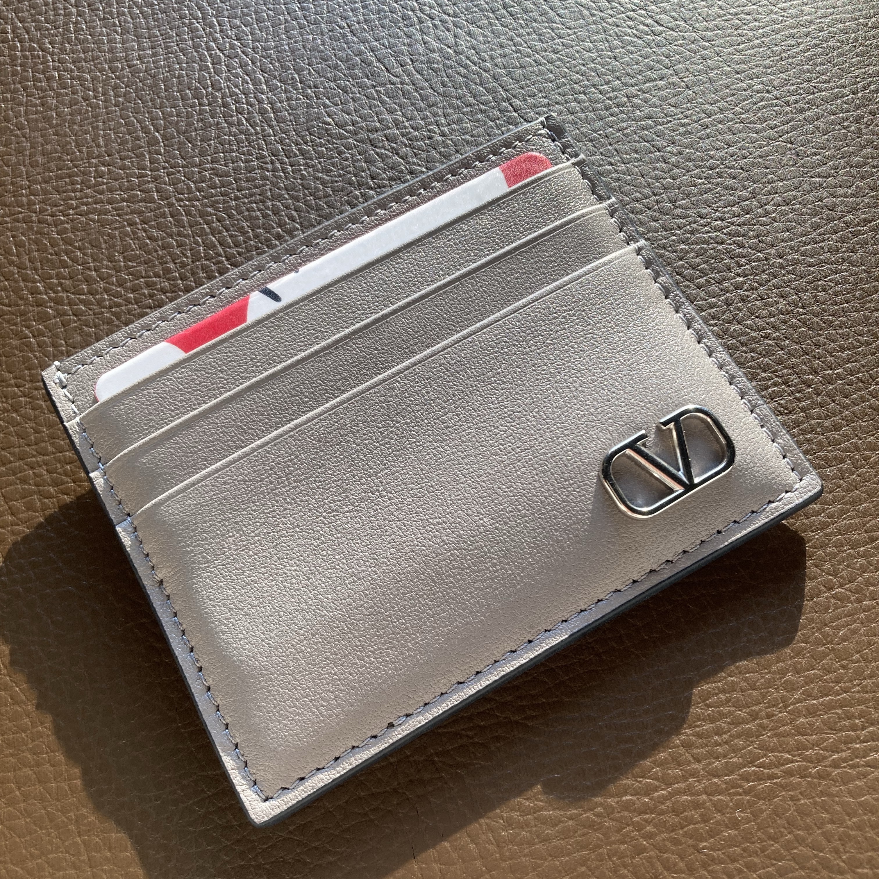 Valentino Vlogo Signature Card Holder Pearl Grey 착용 스타일