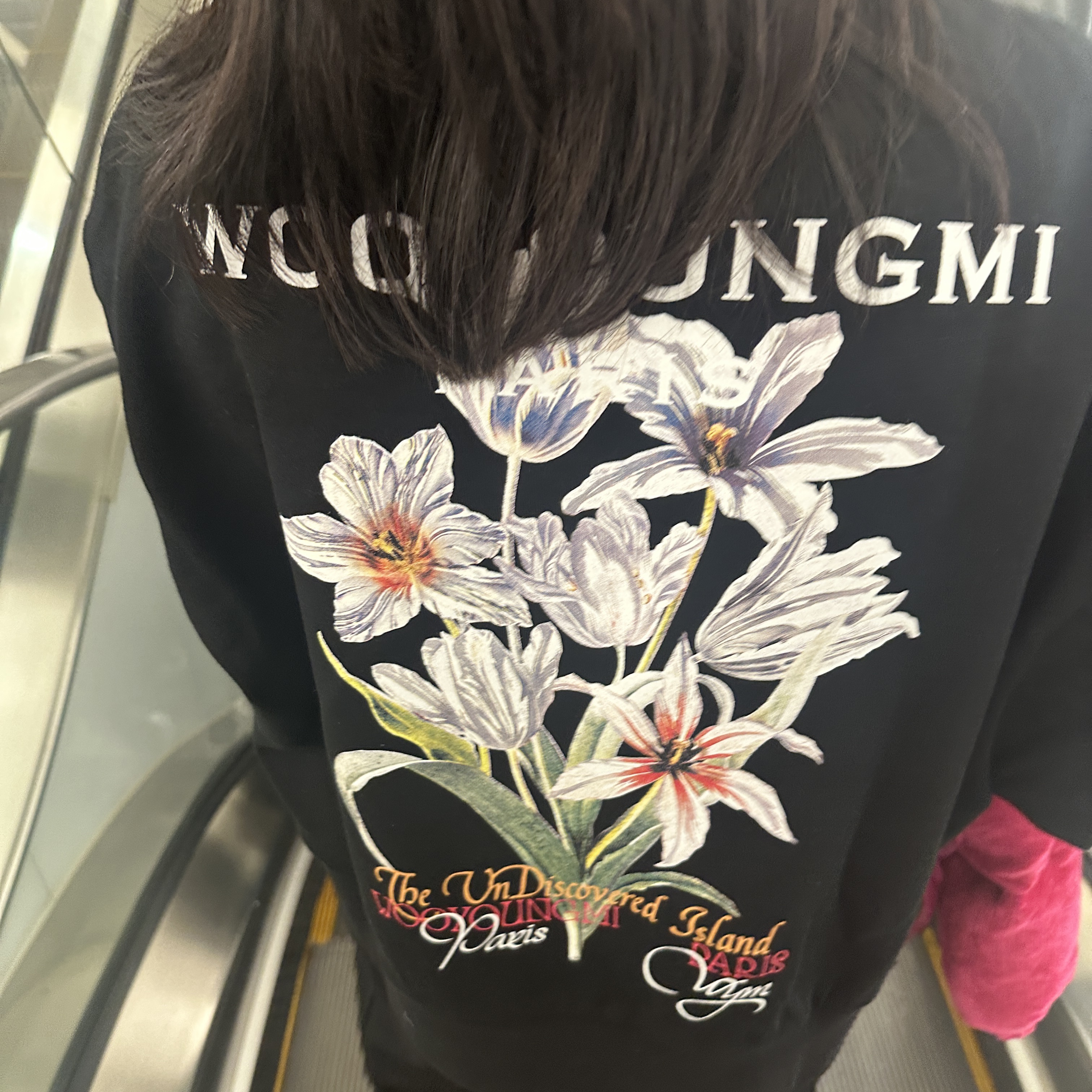 (W) Wooyoungmi Flower Back Logo Sweatshirt Black - 24SS 착용 스타일 - 2