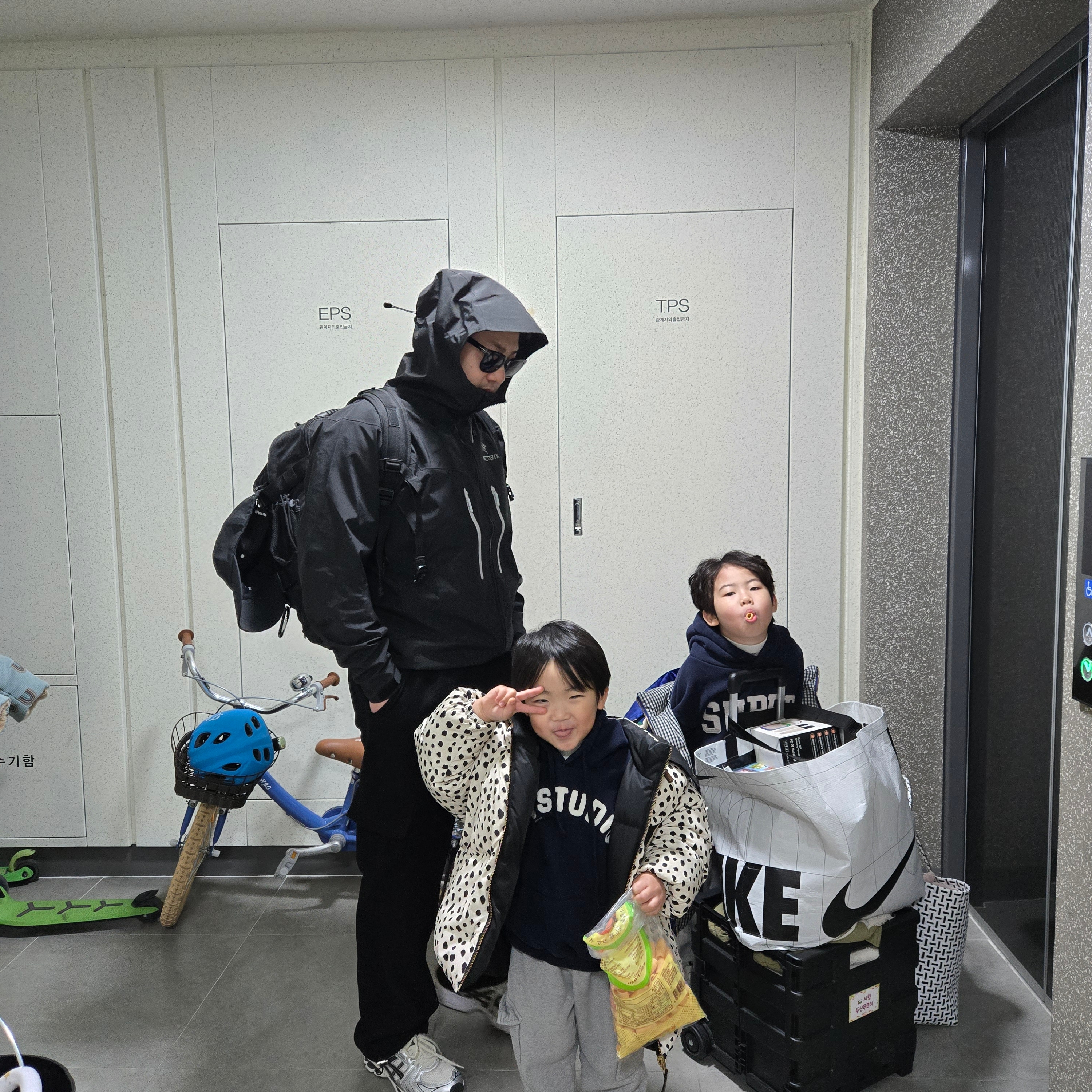 Arc'teryx Alpha SV Jacket Orca, (W) Asics Gel-Kayano 14 White Midnight 착용 스타일