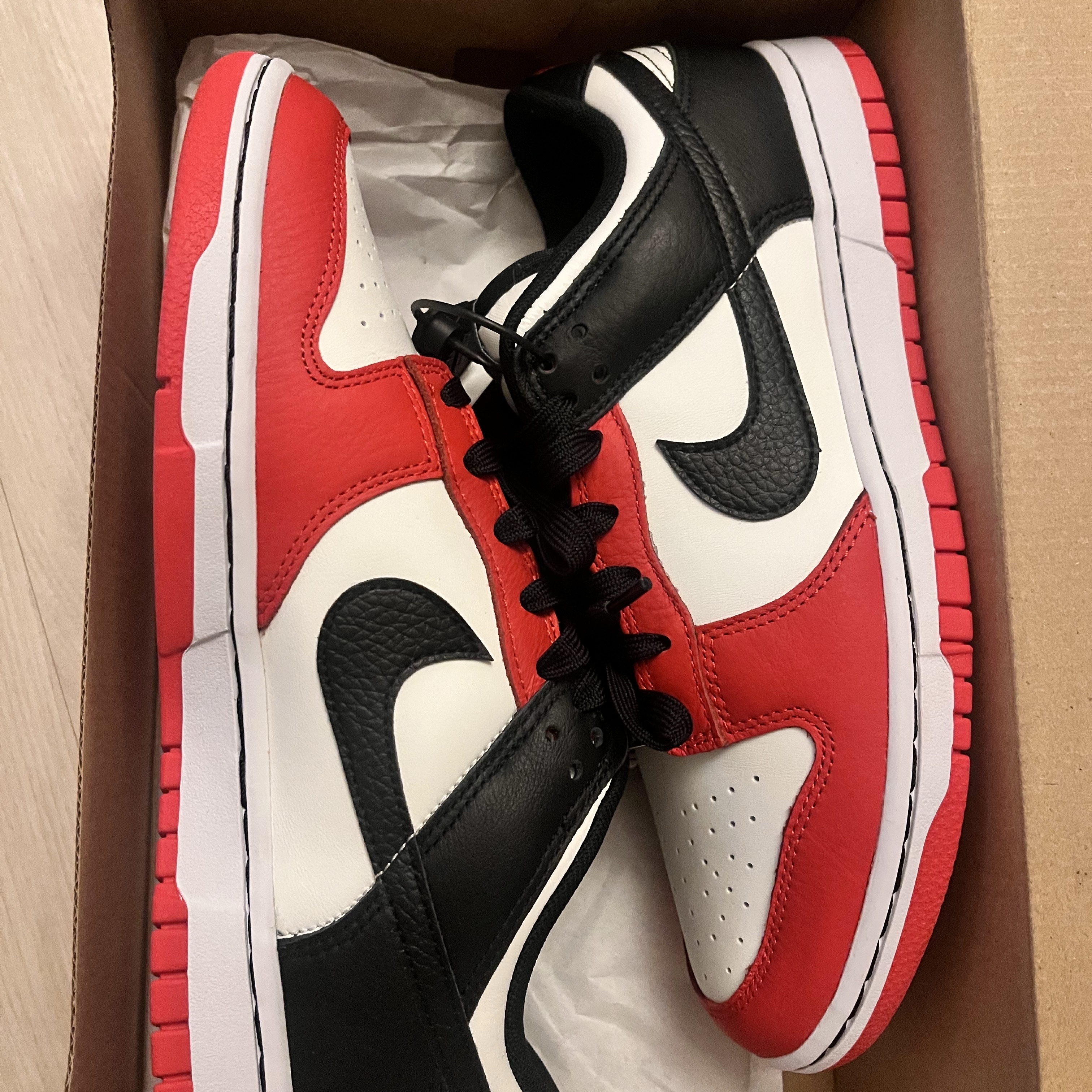 Nike x NBA Dunk Low Retro EMB Black and Chile Red 착용 스타일
