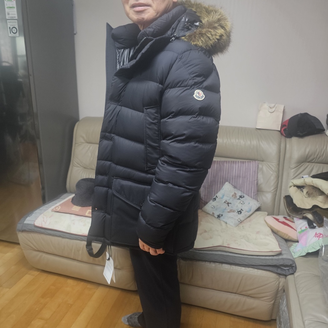 몽클레르 클루니 쇼트 다운 자켓 블랙 - 24FW 착용 스타일 - 1