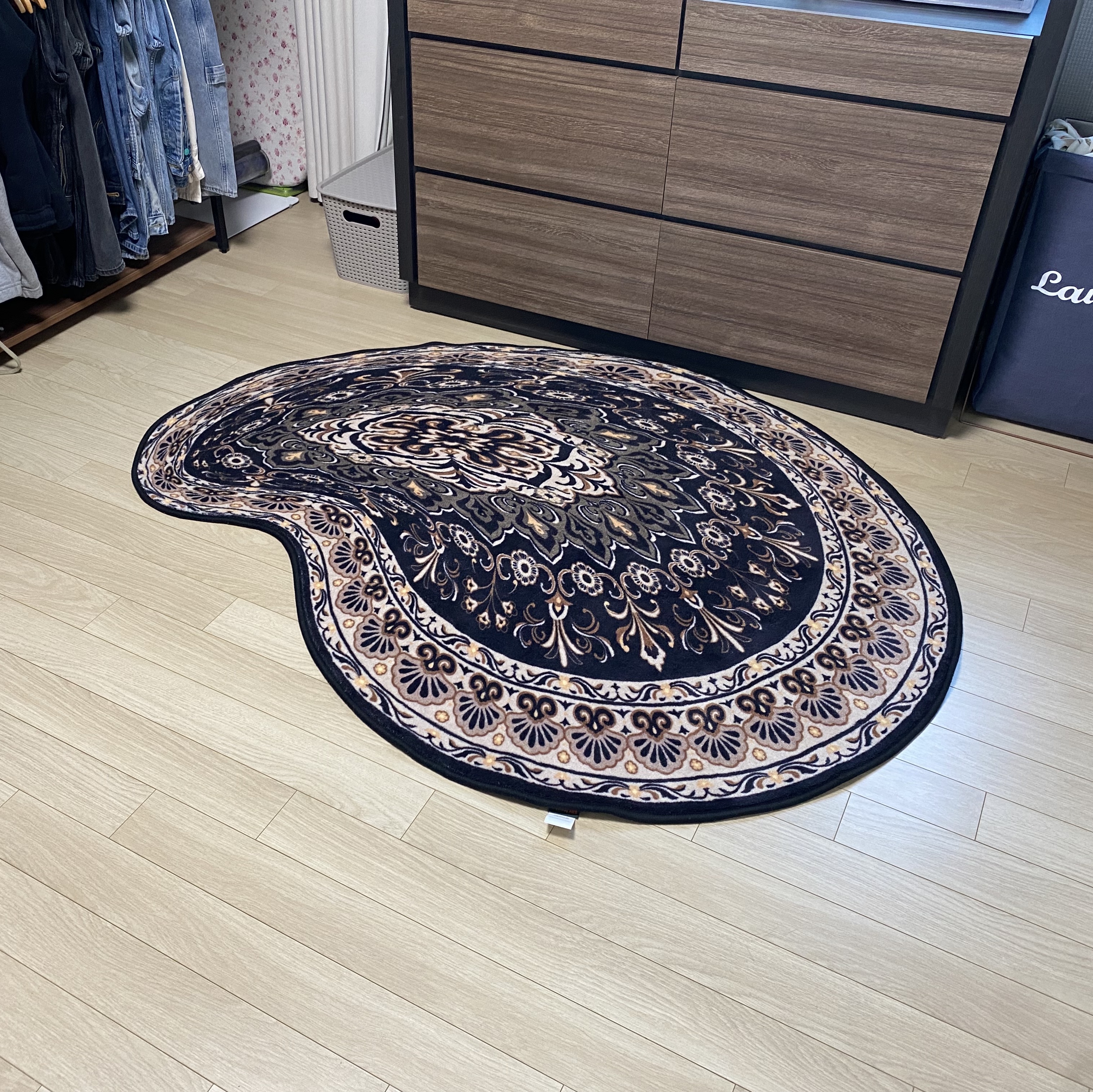Say Touche Modified Persian Rug Black 착용 스타일