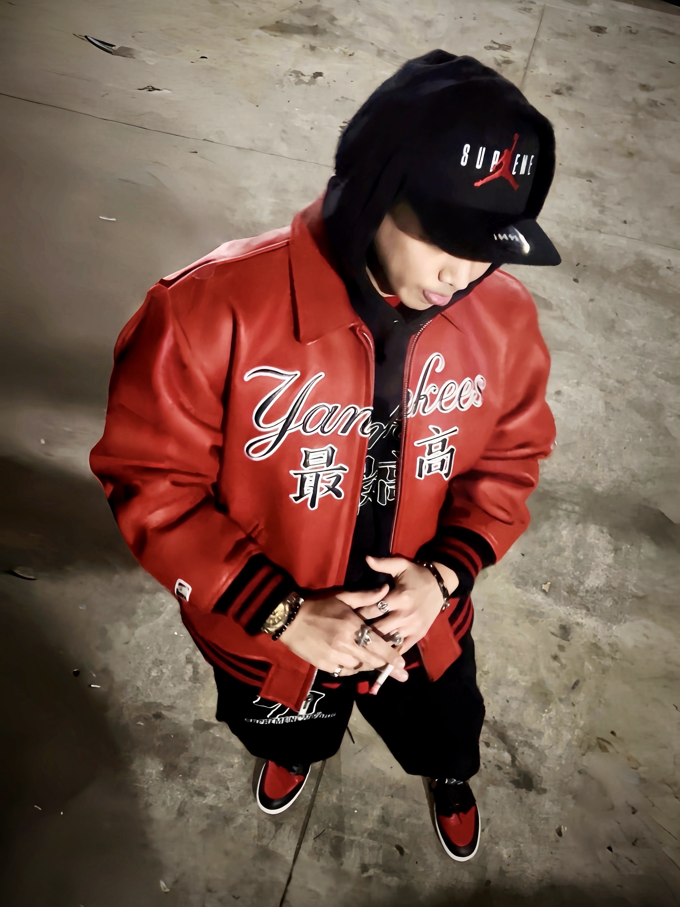 슈프림 x MLB 간지 팀 티셔츠 양키스 레드 - 22FW, 슈프림 x 뉴욕 양키스 간지 후드 스웨트셔츠 블랙 - 22FW 착용 스타일 - 1