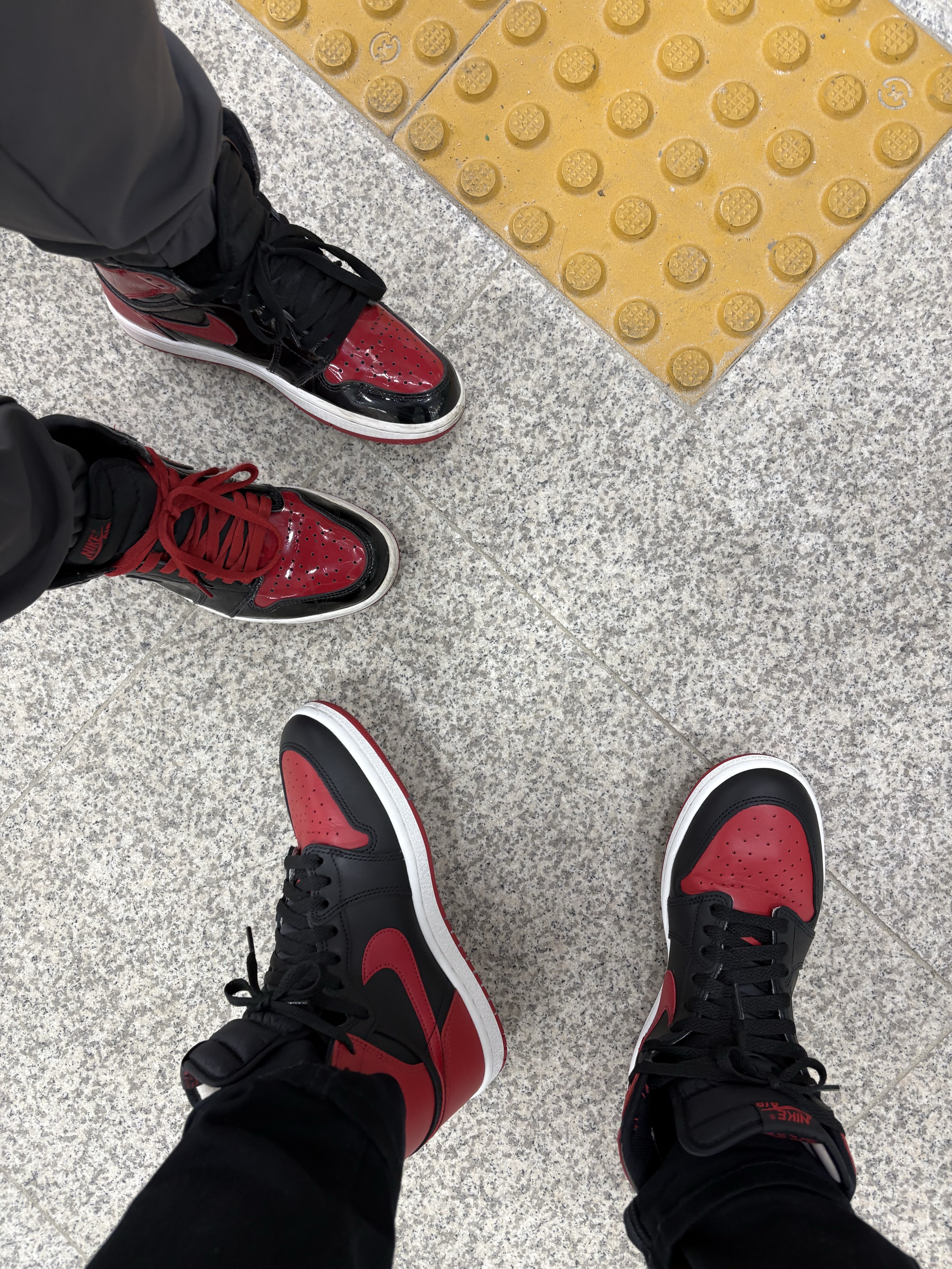 Jordan 1 High 85 Bred, Jordan 1 x Trophy Room Retro Low OG SP Sail Varsity Red 착용 스타일 - 3