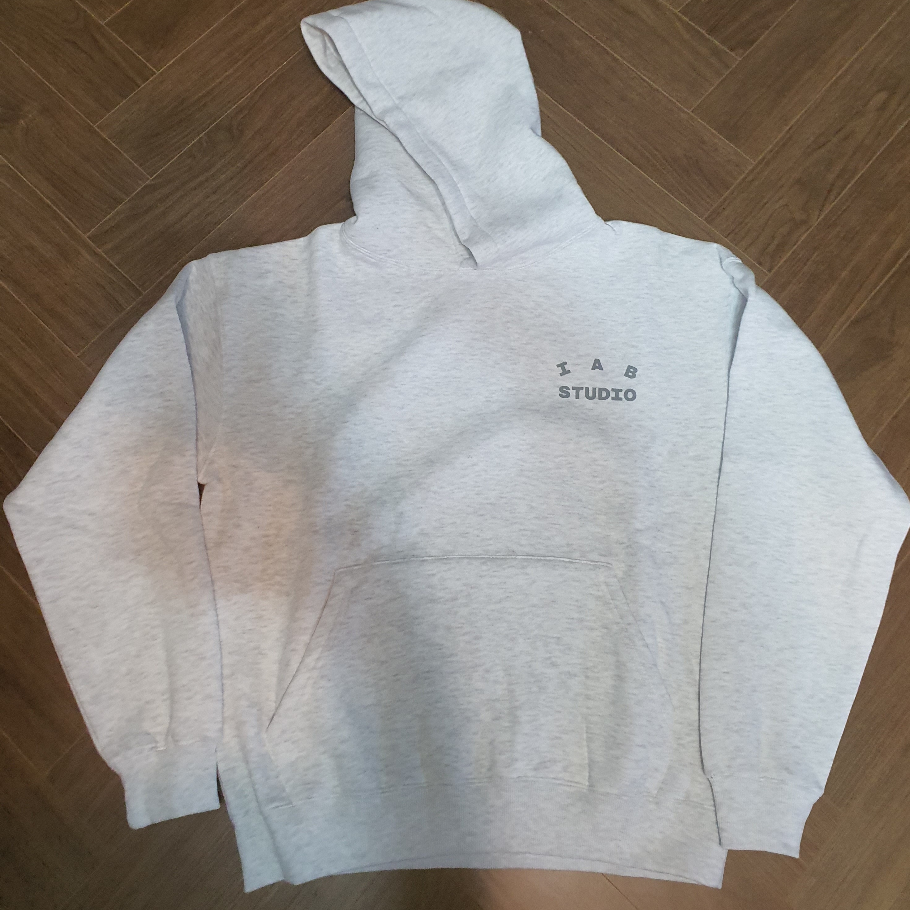 IAB Studio Hoodie Light Gray 착용 스타일 - 2