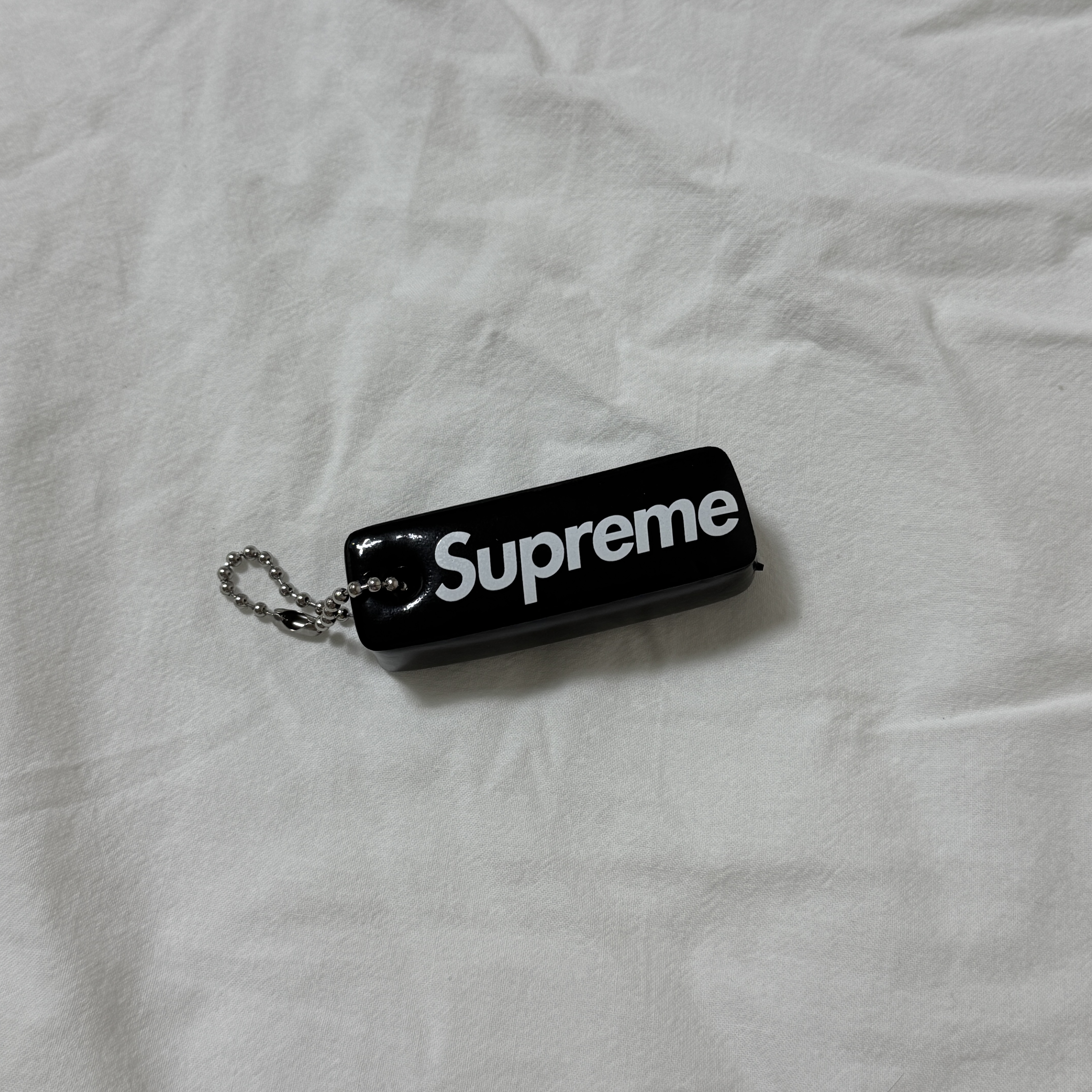 Supreme Floating Keychain Black - 23FW 착용 스타일 - 3