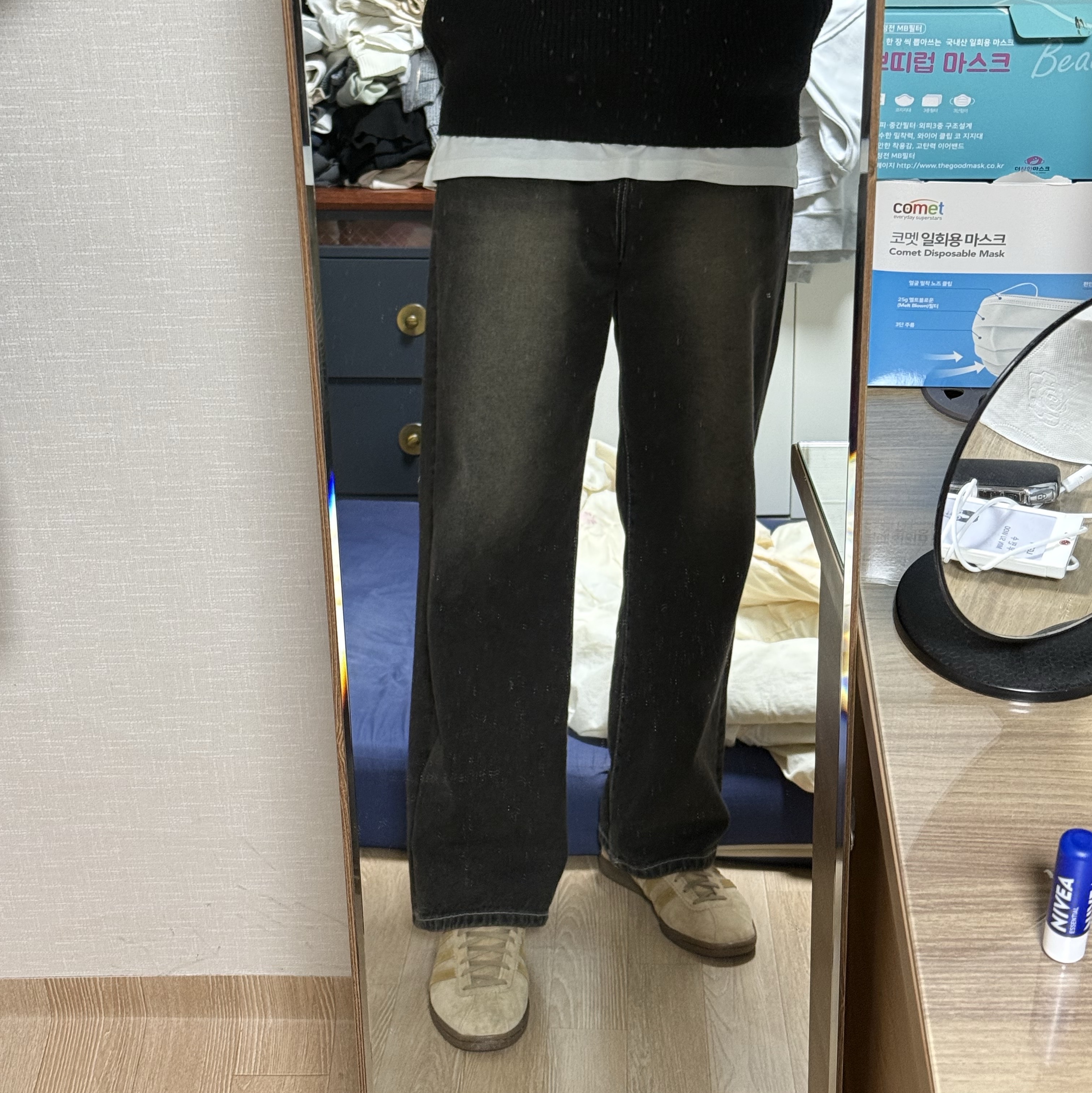 Adidas Tobacco Pantone Mesa 착용 스타일