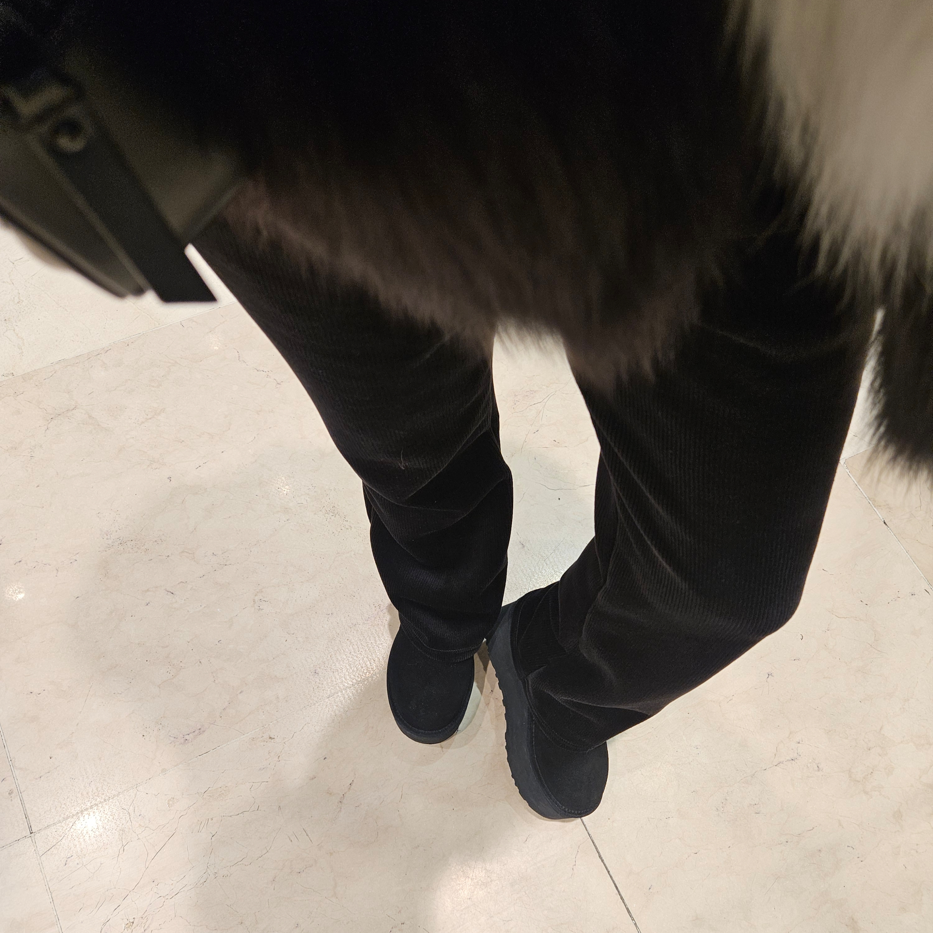 (W) UGG Classic Mini Platform Boots Black 착용 스타일 - 2