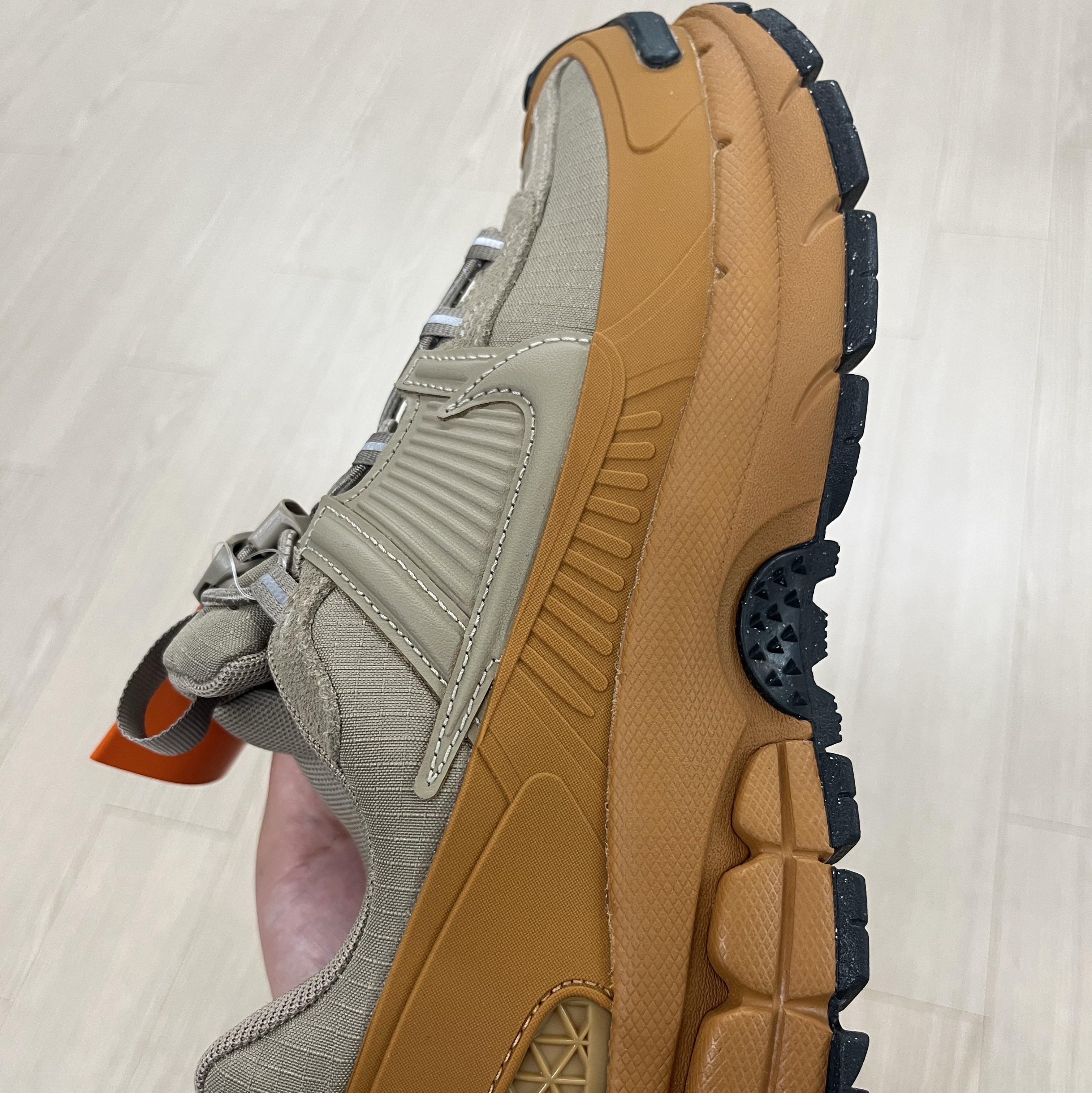 (W) Nike Zoom Vomero Roam Flax Anthracite 착용 스타일 - 3