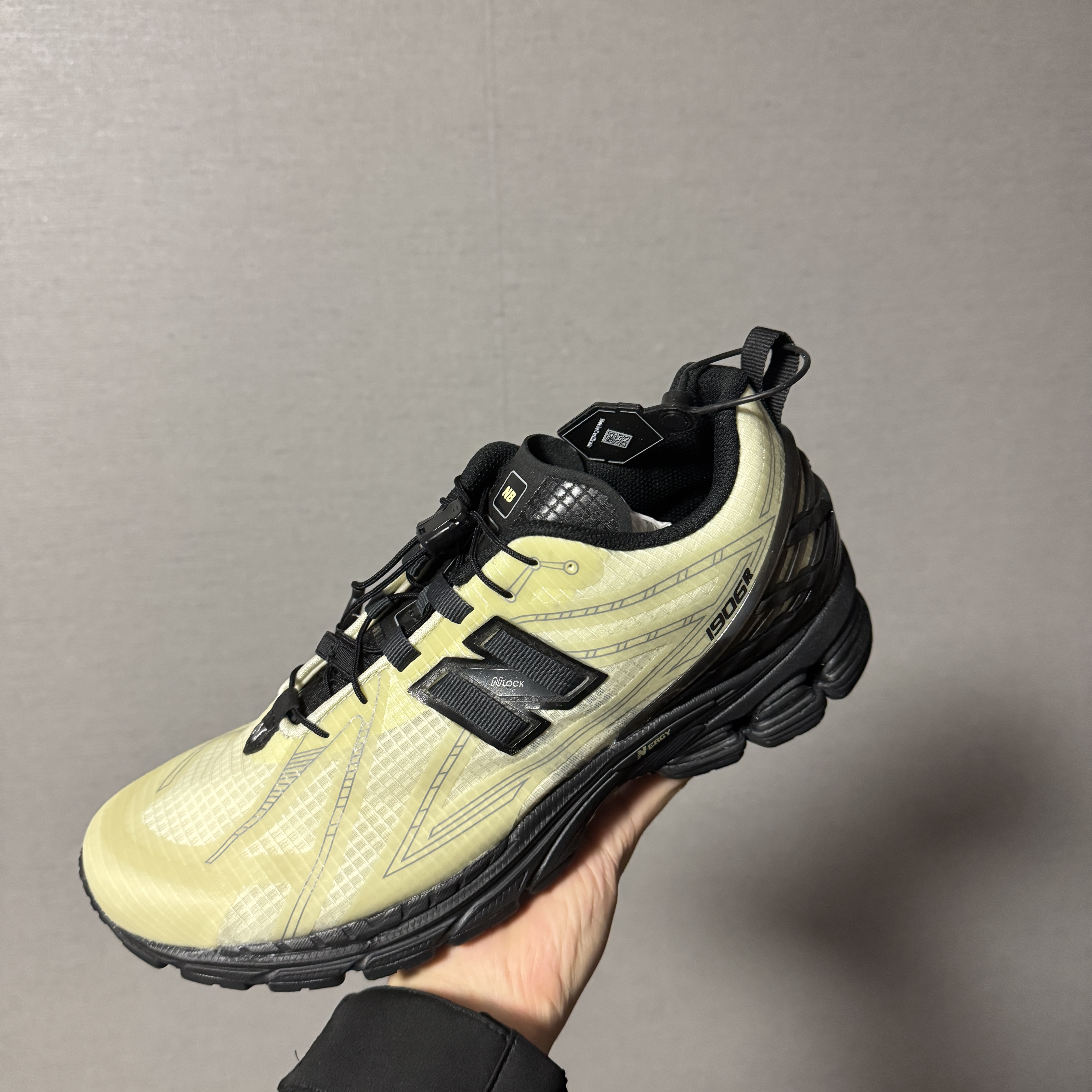 New Balance 1906R Pistachio Butter Morel 착용 스타일 - 1