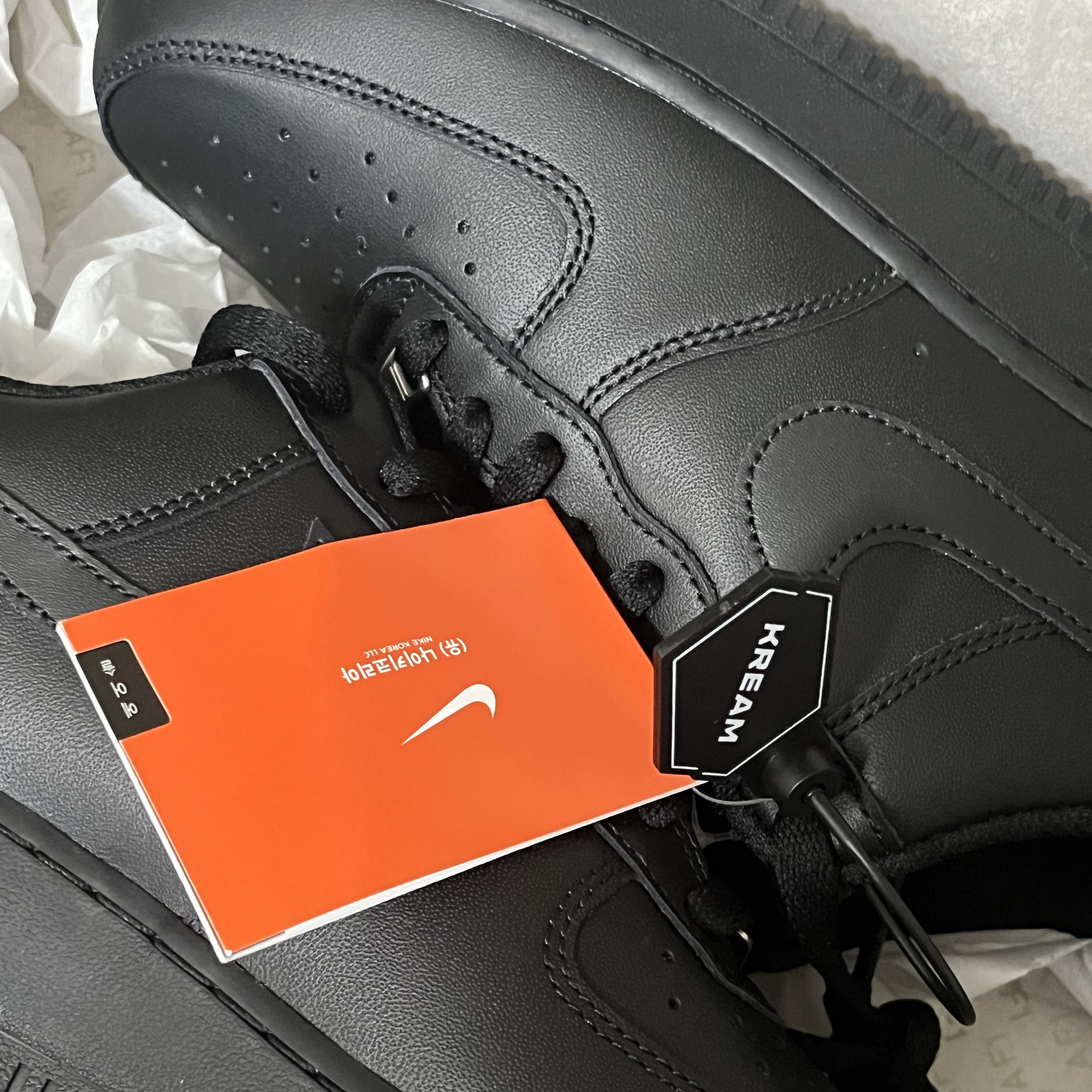 Nike Air Force 1 '07 Low Triple Black 착용 스타일
