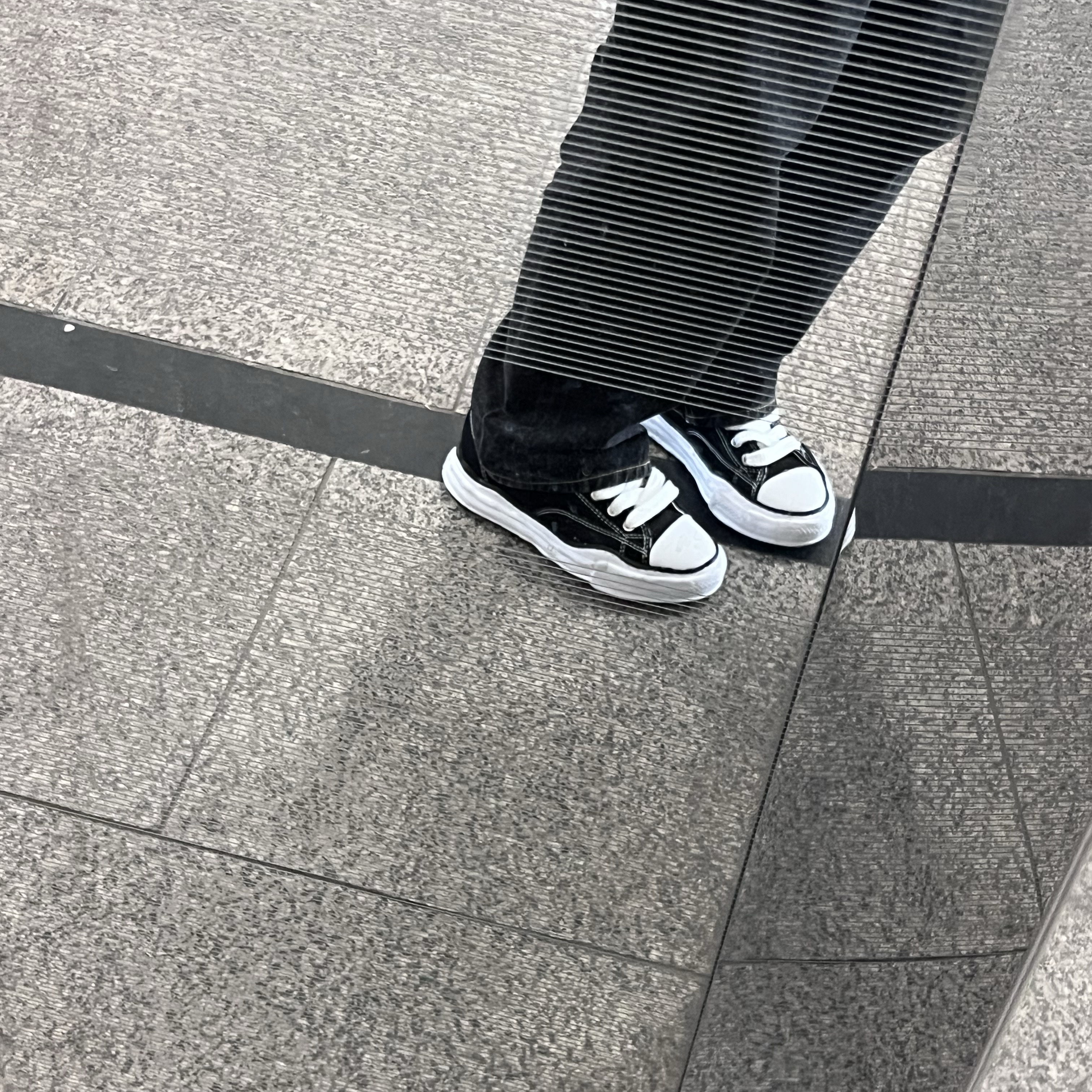 Maison Mihara Yasuhiro Peterson OG Sole Canvas Low Sneakers Black 착용 스타일