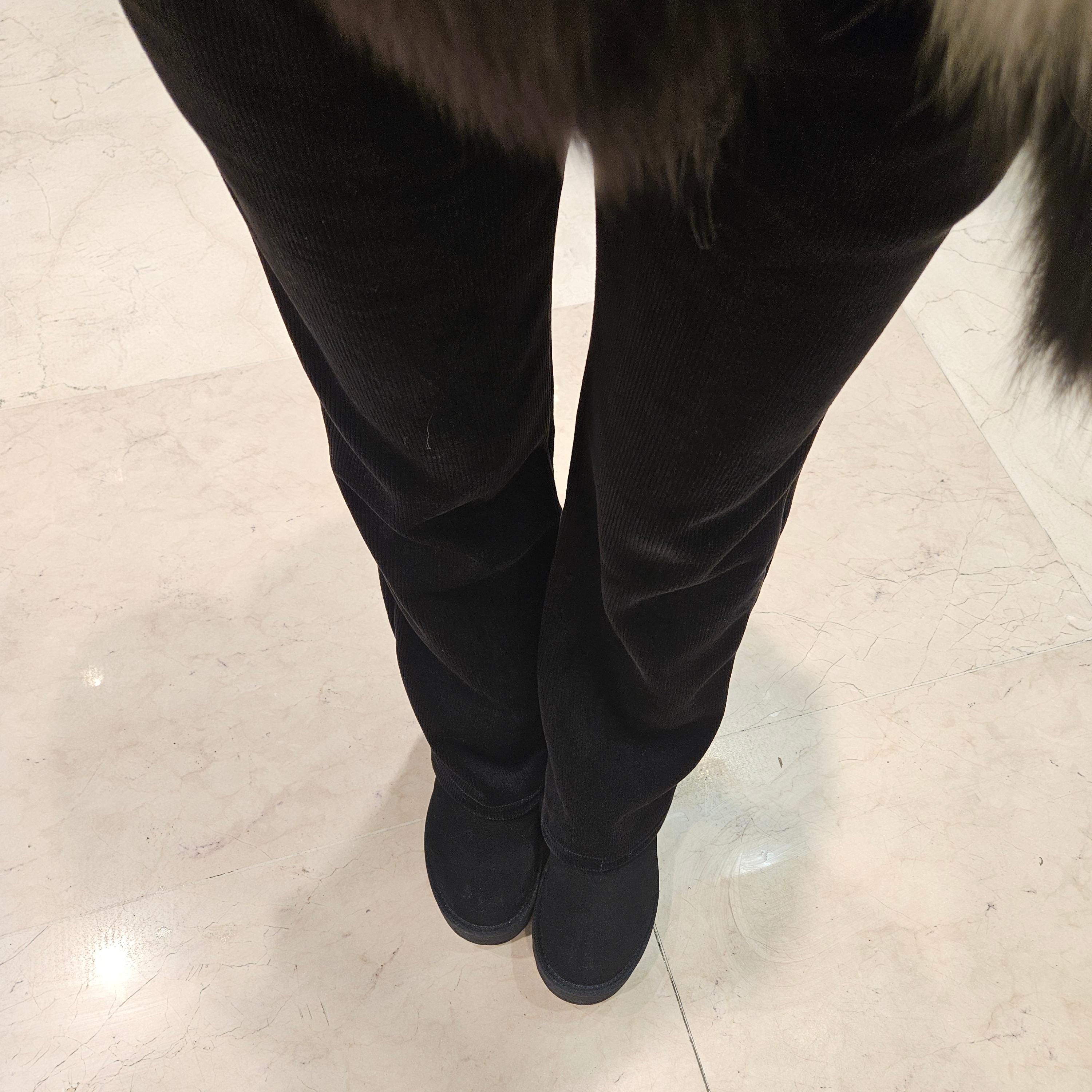 (W) UGG Classic Mini Platform Boots Black 착용 스타일 - 1